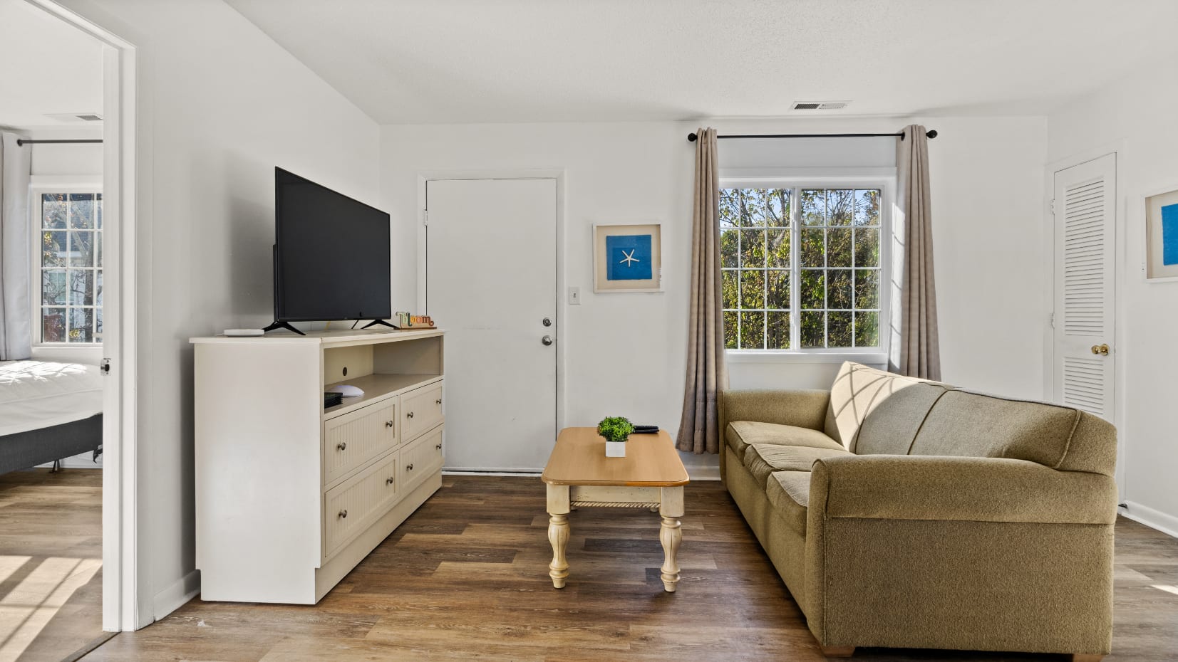 Sunny and Gorgeous 2BR Close to the Beach
