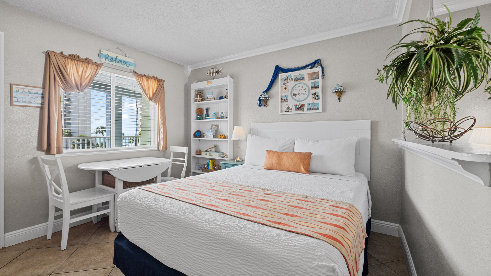 1 out of 2 Queen Beds