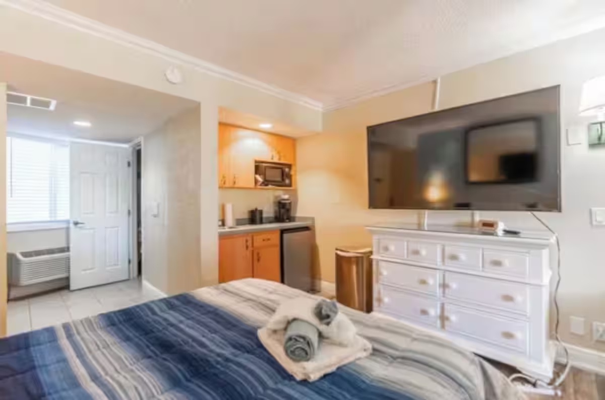 213 Kitchenette. Large TV