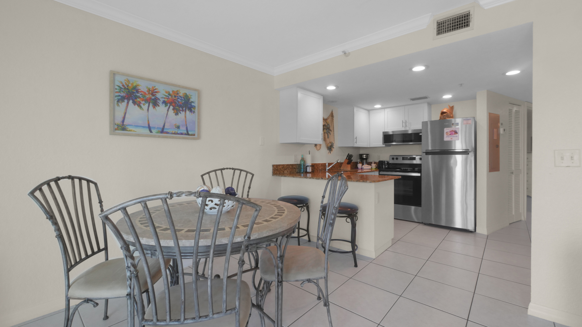 South Beach Room 307 Kitchen and Dining Area (1)