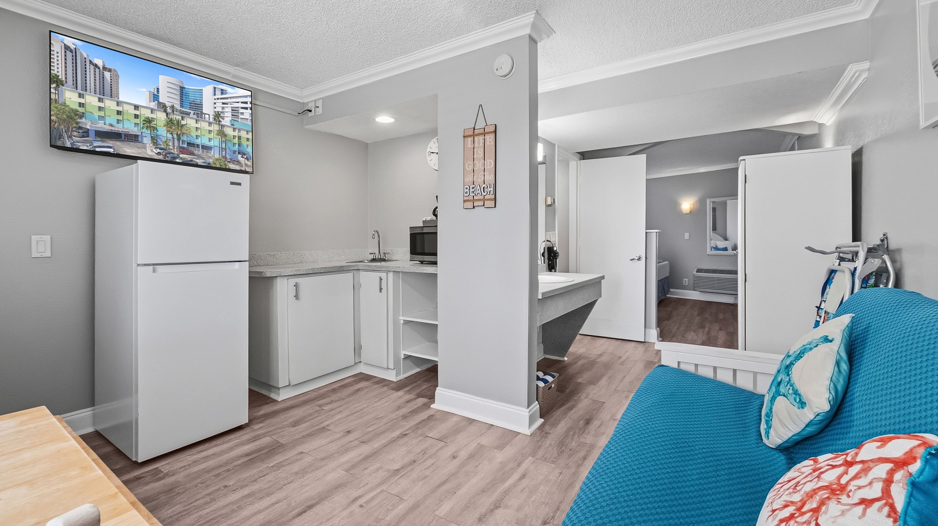 Kitchenette - Full Size Fridge