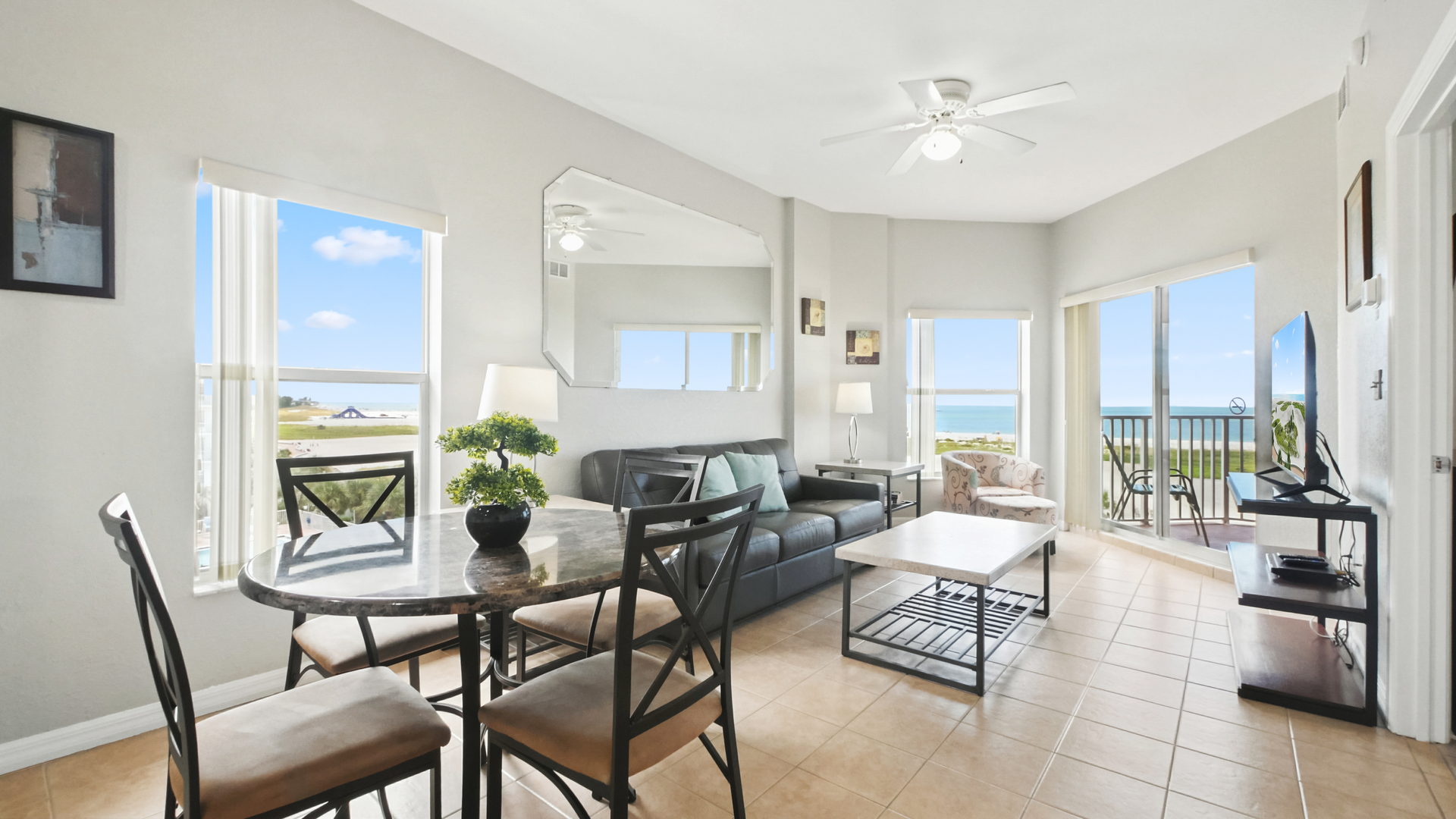 Surf Beach Room 601 Living Room (1)