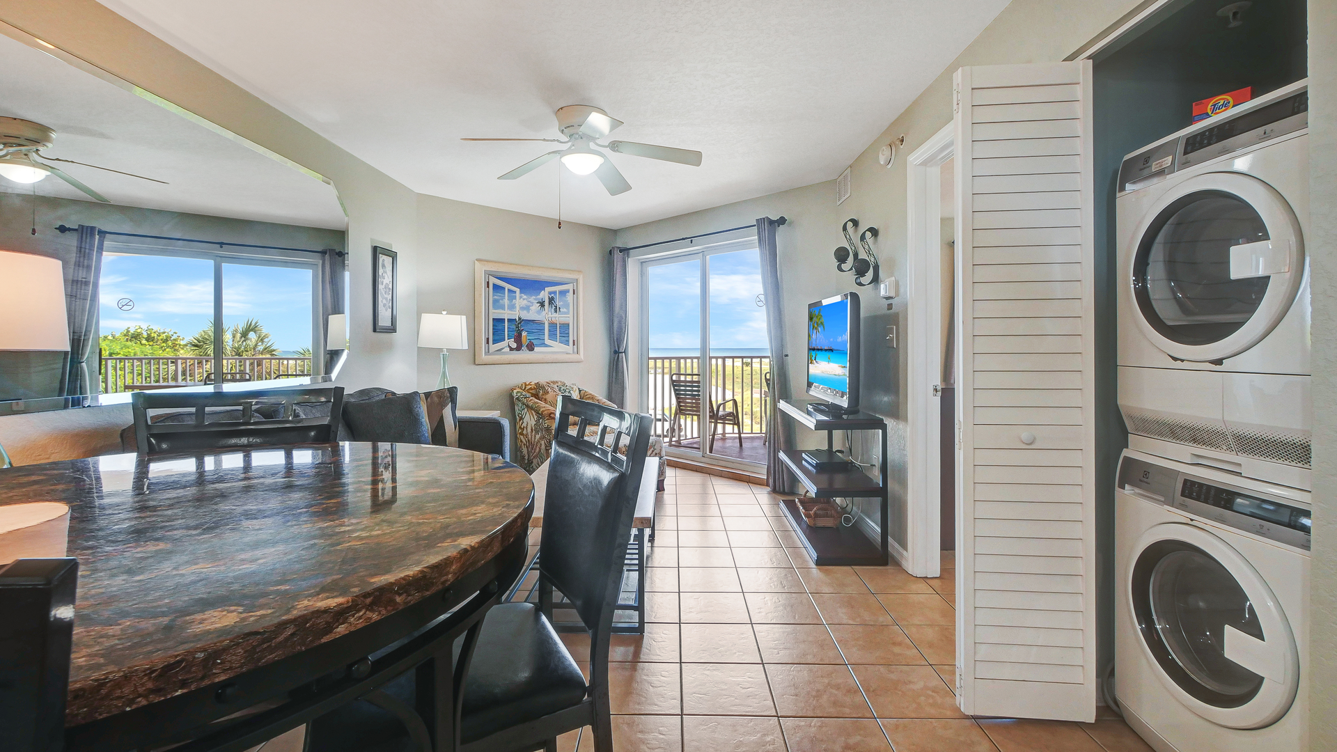 Surf Beach Room 305 Living Room Washer and Dryer