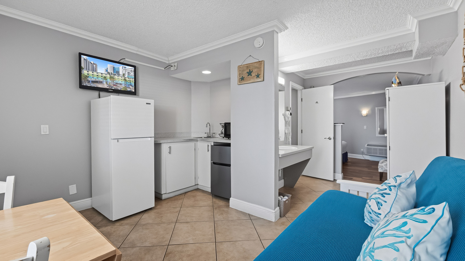 Kitchenette - Full Size Fridge