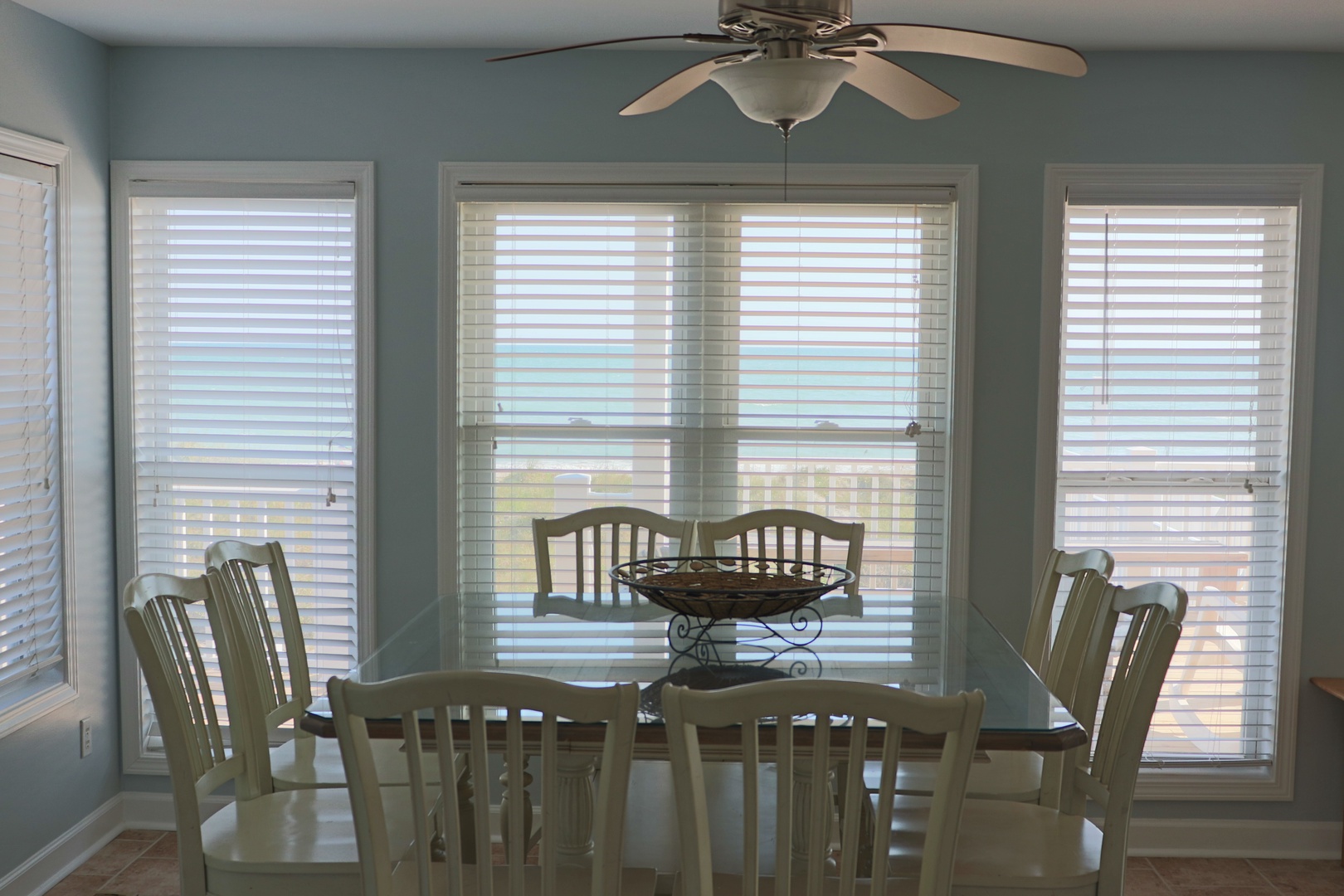 Enjoy meals in this bright dining room with panoramic windows and ocean views. The ceiling fan keeps you comfortable while you dine.