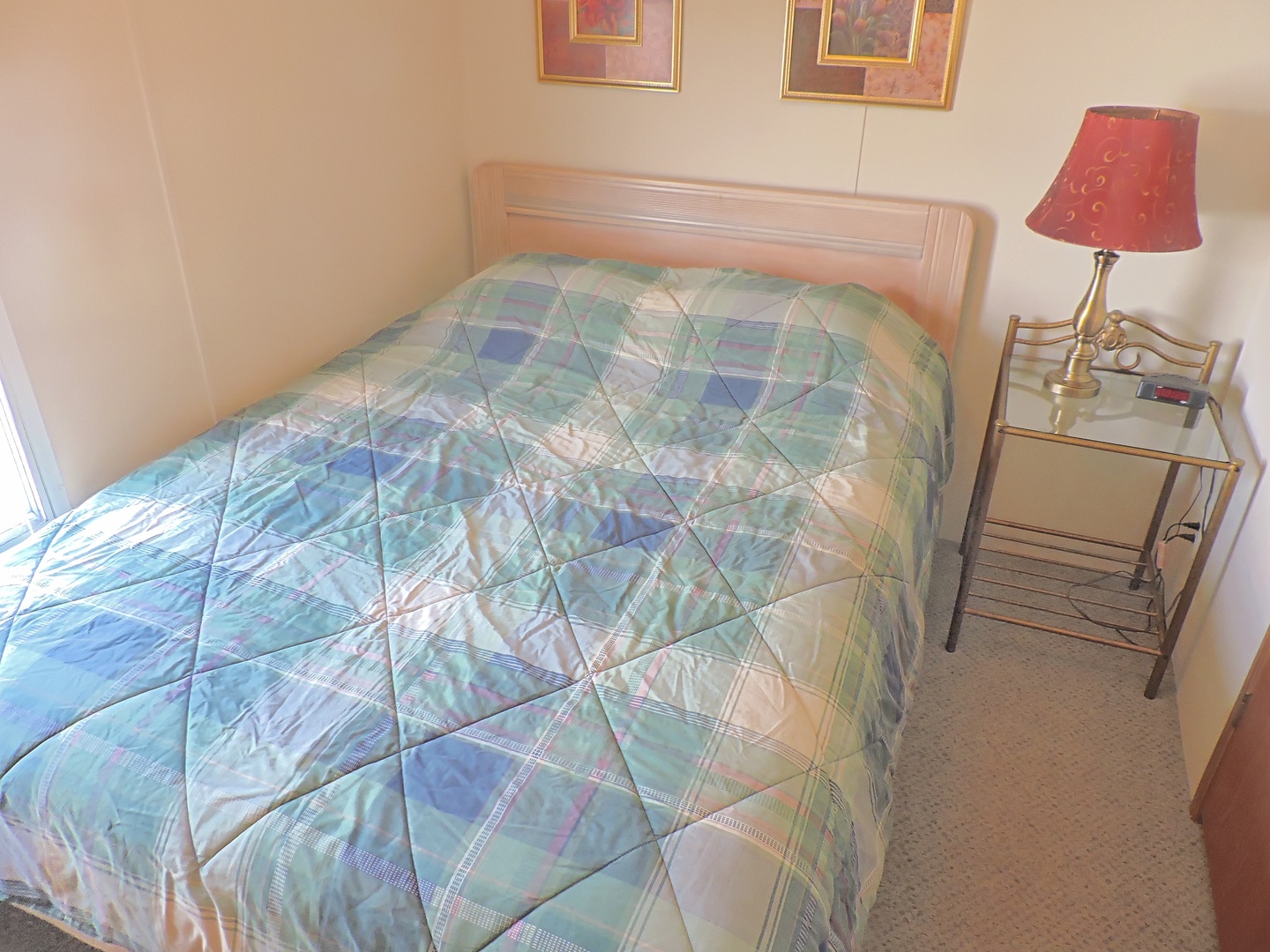 Sink into your comfortable bed with soft linens and enjoy the warm bedside lighting for reading.