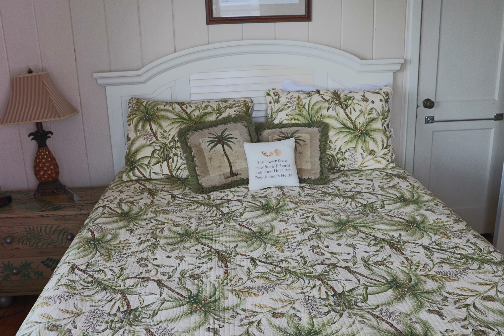 Sink into tropical comfort with your beautiful palm-printed bedding and charming pineapple lamp creating the perfect island getaway mood.