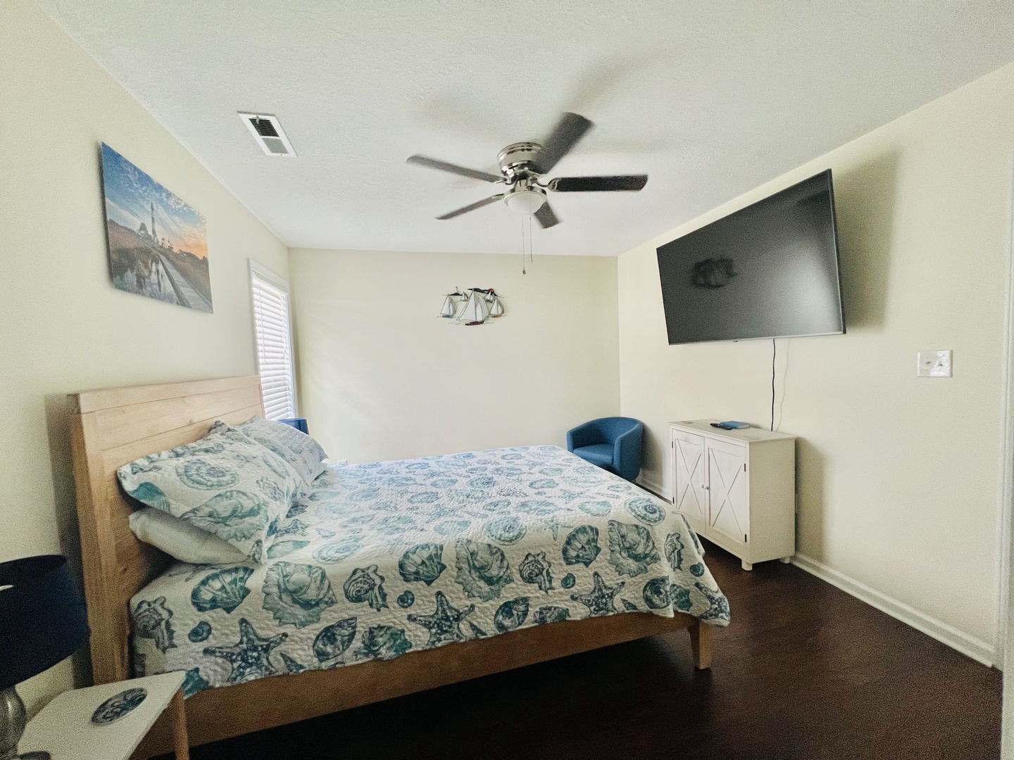Drift off to sleep in this peaceful bedroom with your own TV and comfortable seating. The gentle ceiling fan keeps you cool on warm nights.