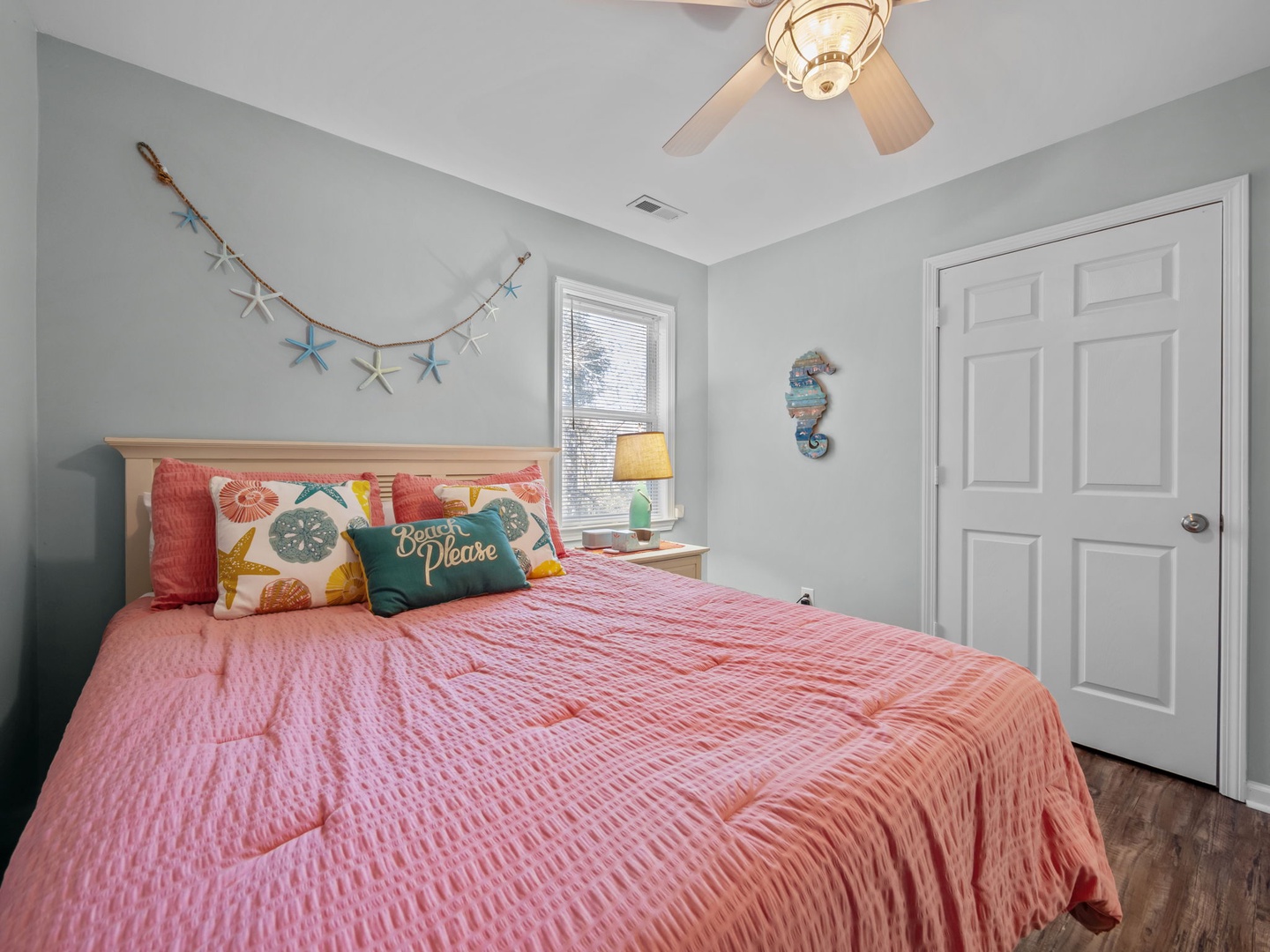Drift off to dreams in your cheerful coastal bedroom, complete with beachy décor and soft coral bedding.