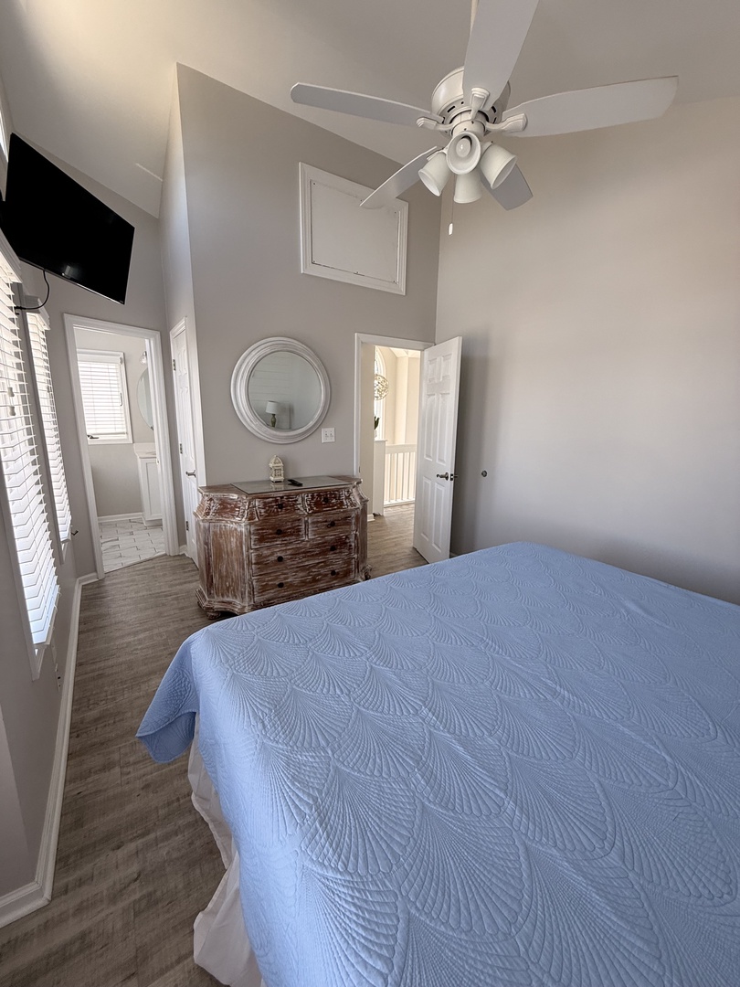 Sink into crisp white linens and relax in your bright, airy bedroom with a ceiling fan keeping you cool and comfortable throughout your stay.