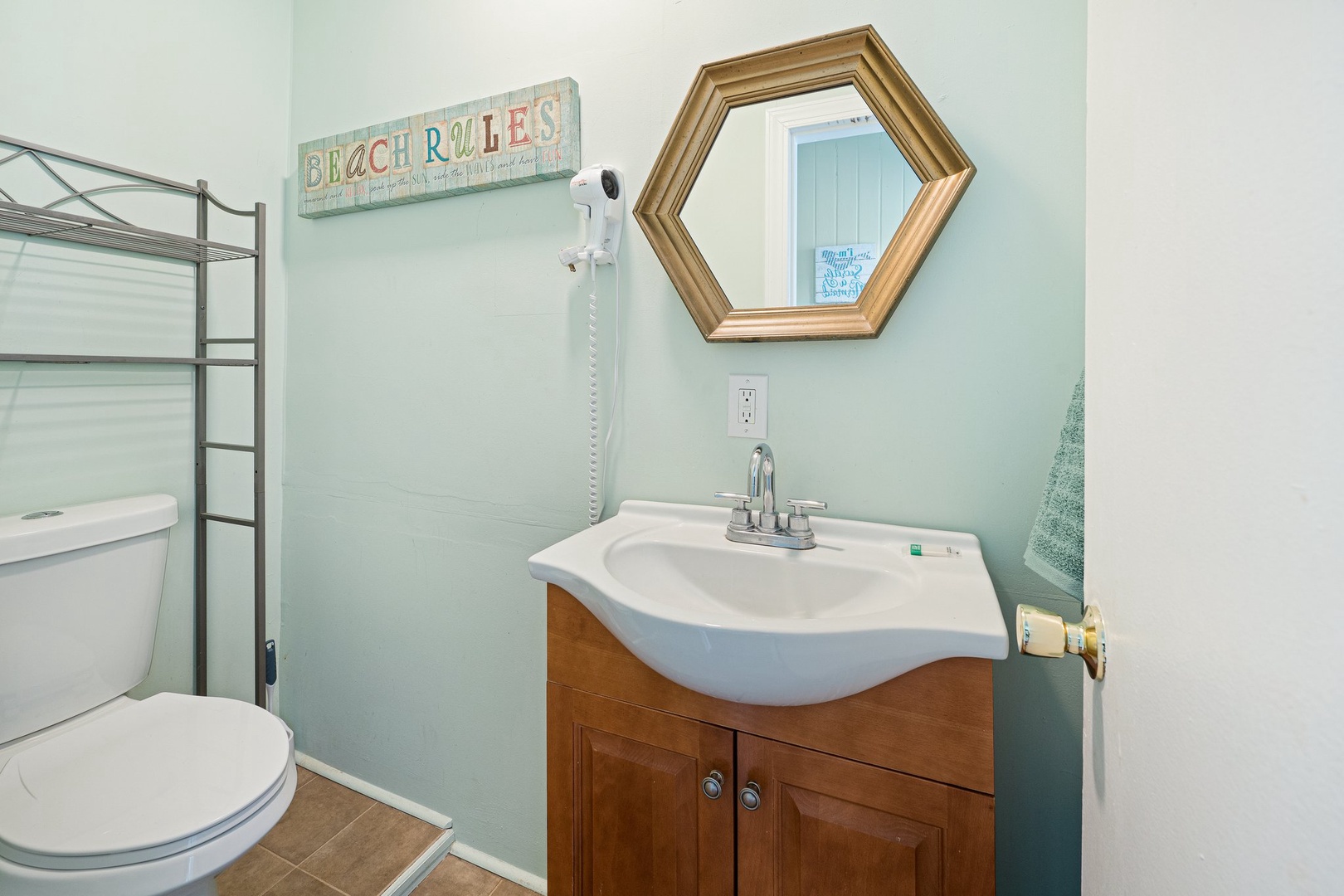 Refresh in your coastal-themed bathroom with charming beach decor and modern conveniences for a comfortable stay.