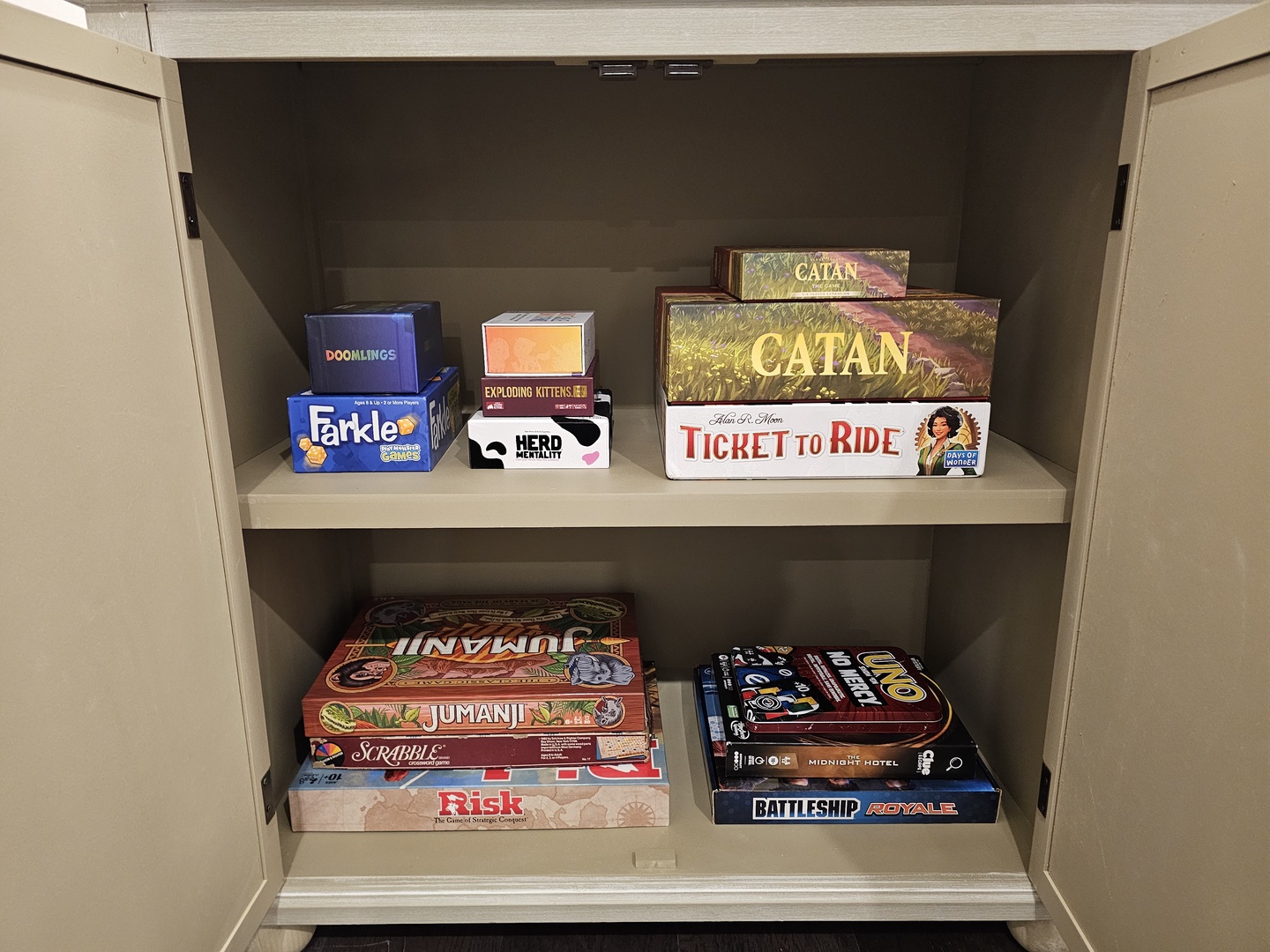Your entertainment cabinet awaits with classic board games like Catan, Ticket to Ride, and Jumanji for memorable evenings together.