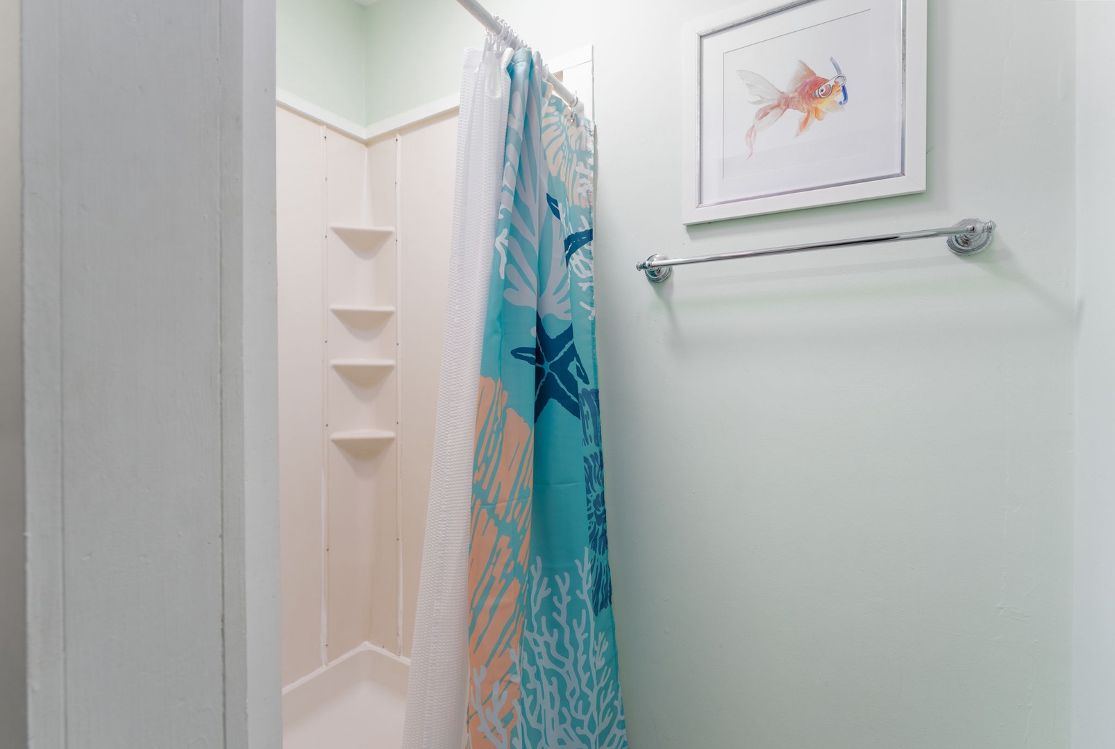Step into your refreshing shower retreat with tropical-themed touches and coastal artwork that make your daily routine feel like a beach escape.