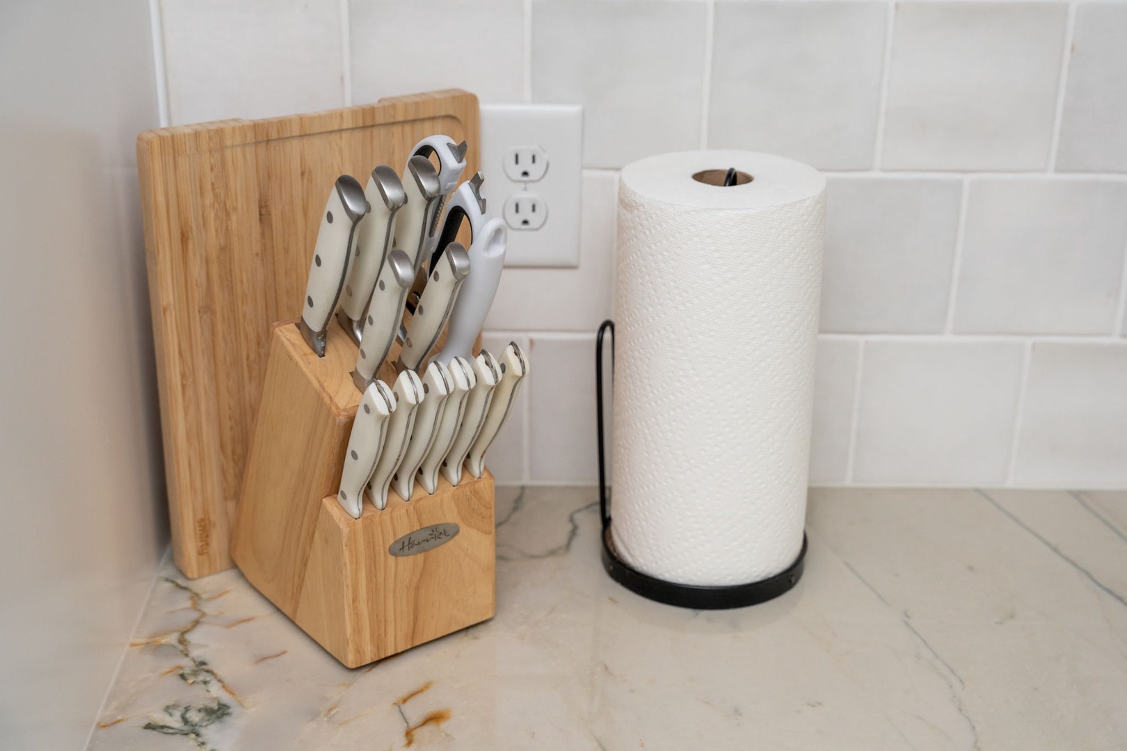 Your kitchen comes equipped with quality knife set and paper towels for easy meal prep.