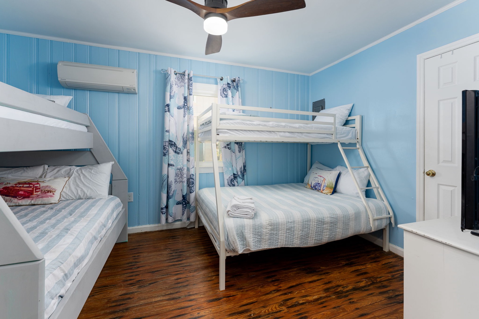 Drift off to sleep in this airy coastal bedroom with bunk beds perfect for kids or groups, plus your own AC and ceiling fan to keep you cool and comfortable.