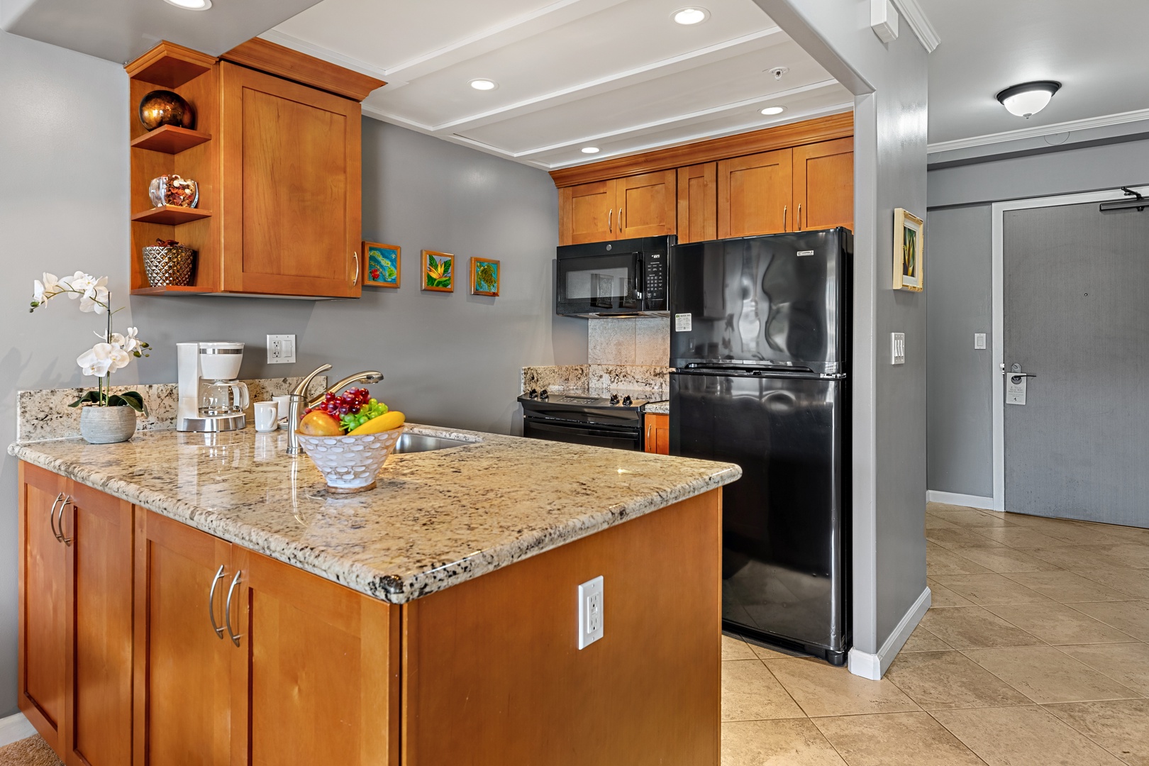 Cook, dine, and connect in a fully equipped kitchen with a welcoming dining area. Perfect for everything from quick island breakfasts to cozy dinners at home.