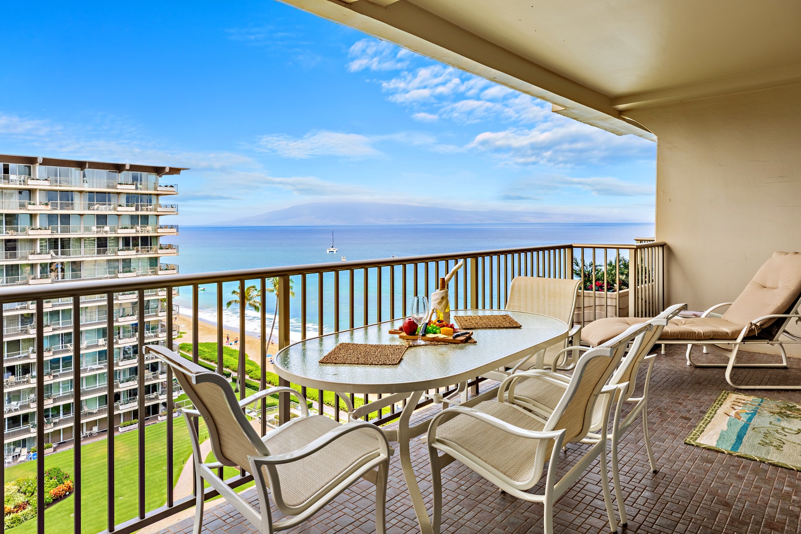 Relax in your private outdoor balcony seating and take in the beauty of Kaʻanapali. Where sunsets glow and the ocean never stops putting on a show.