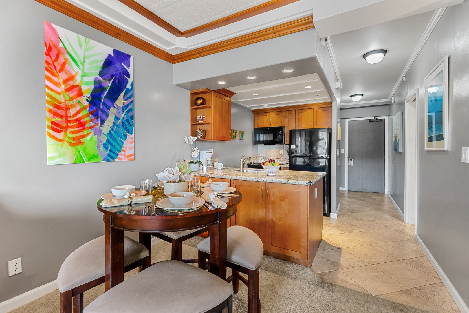 Cook, dine, and connect in a fully equipped kitchen with a welcoming dining area. Perfect for everything from quick island breakfasts to cozy dinners at home.
