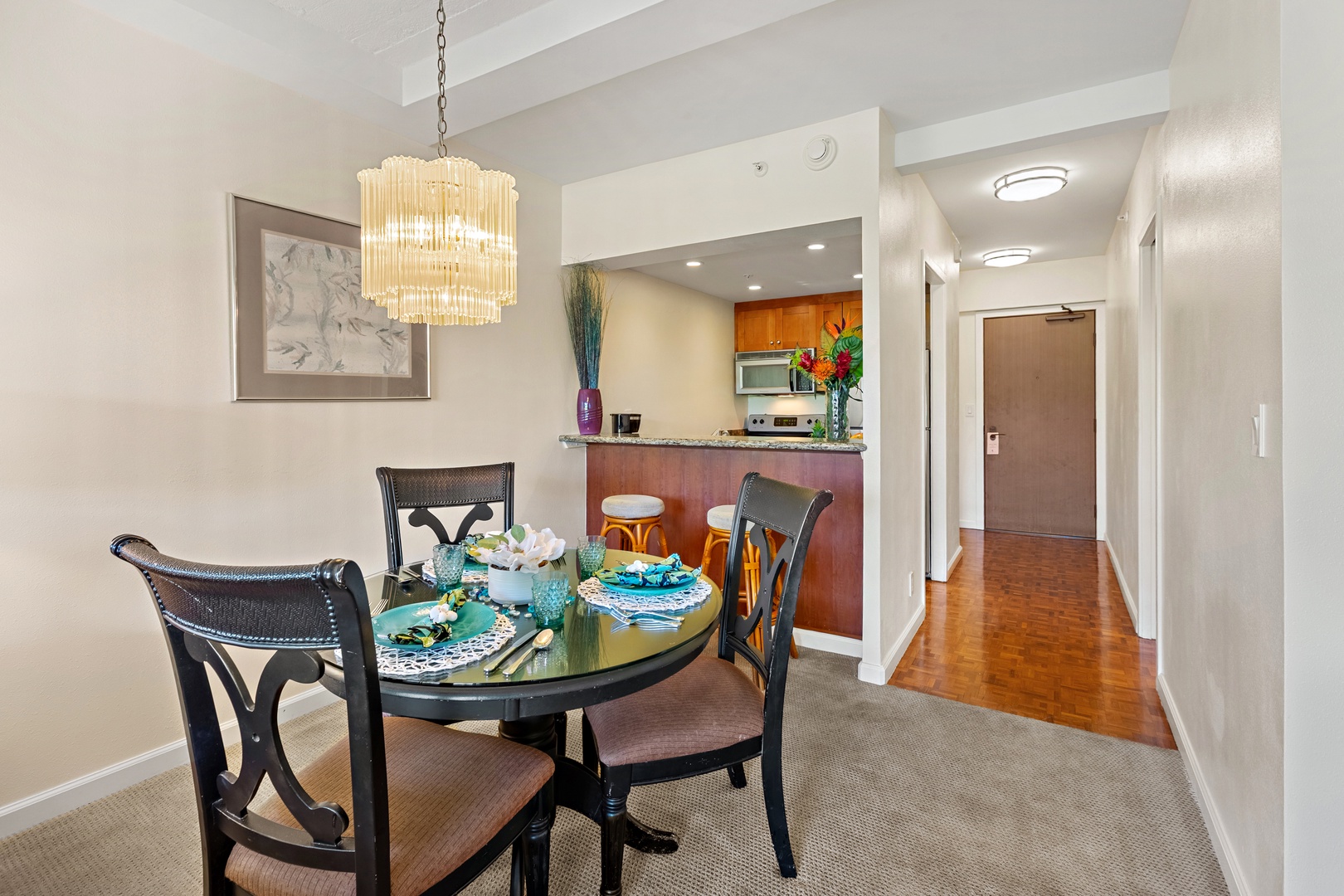 Cook, dine, and connect in a fully equipped kitchen with a welcoming dining area. Perfect for everything from quick island breakfasts to cozy dinners at home.