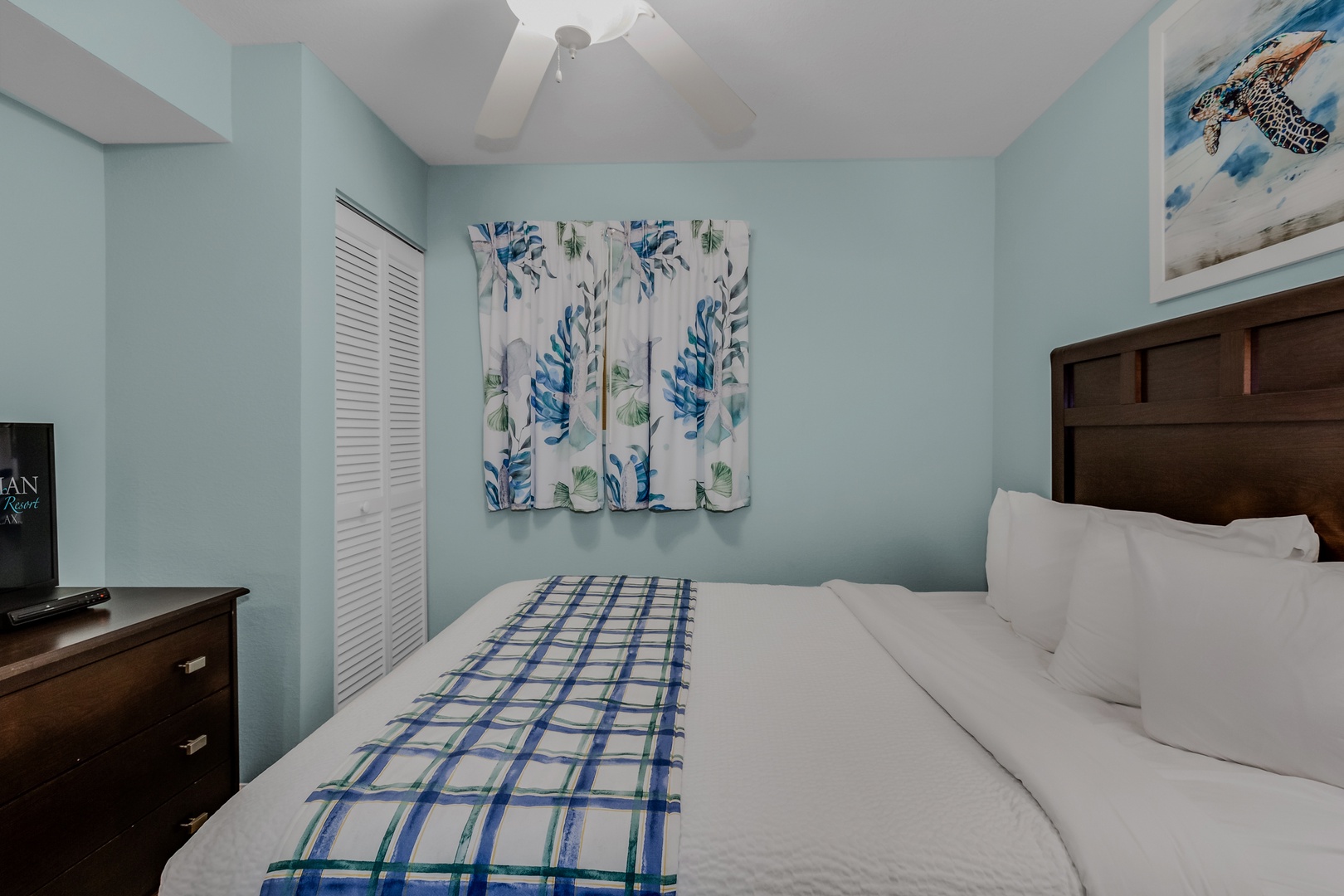 Single Queen Bedroom