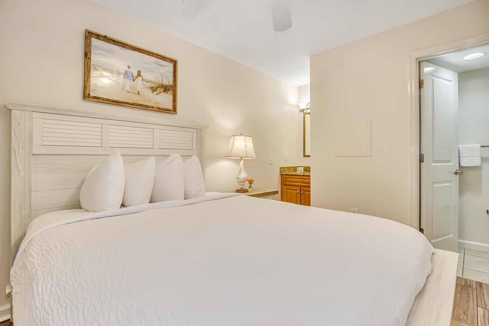 Single Queen Bedroom & Full Bath