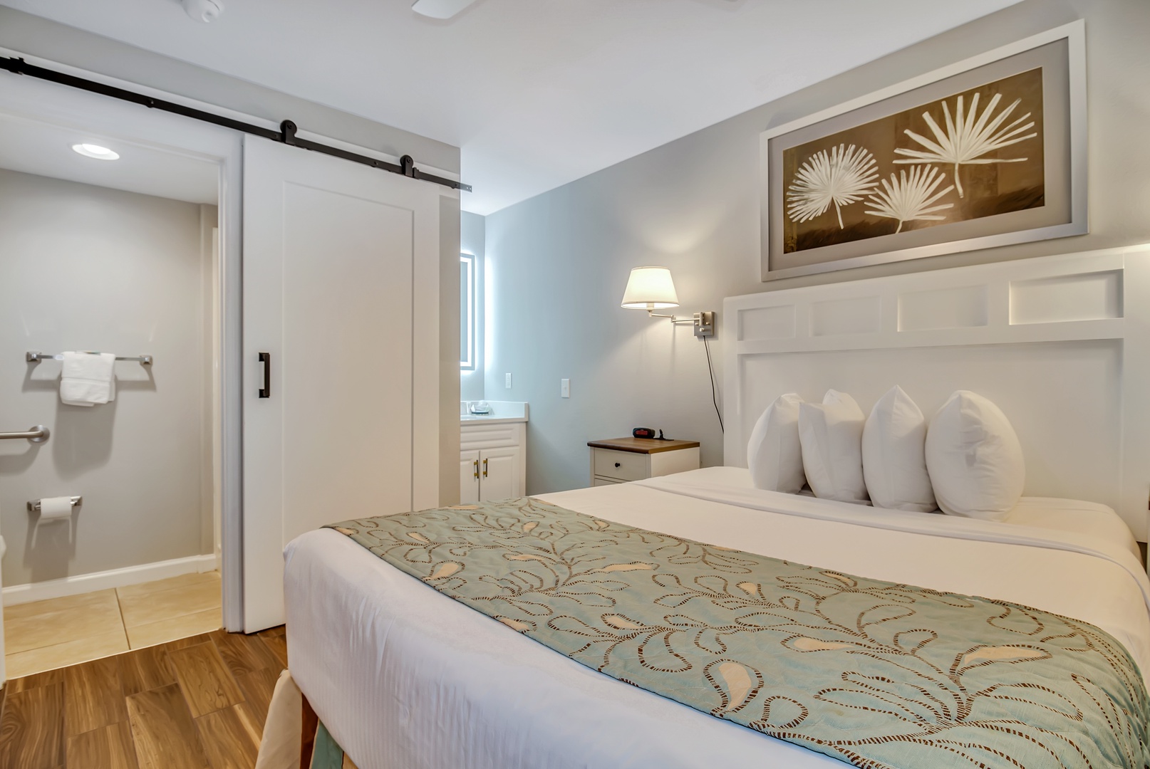 Single Queen Bedroom