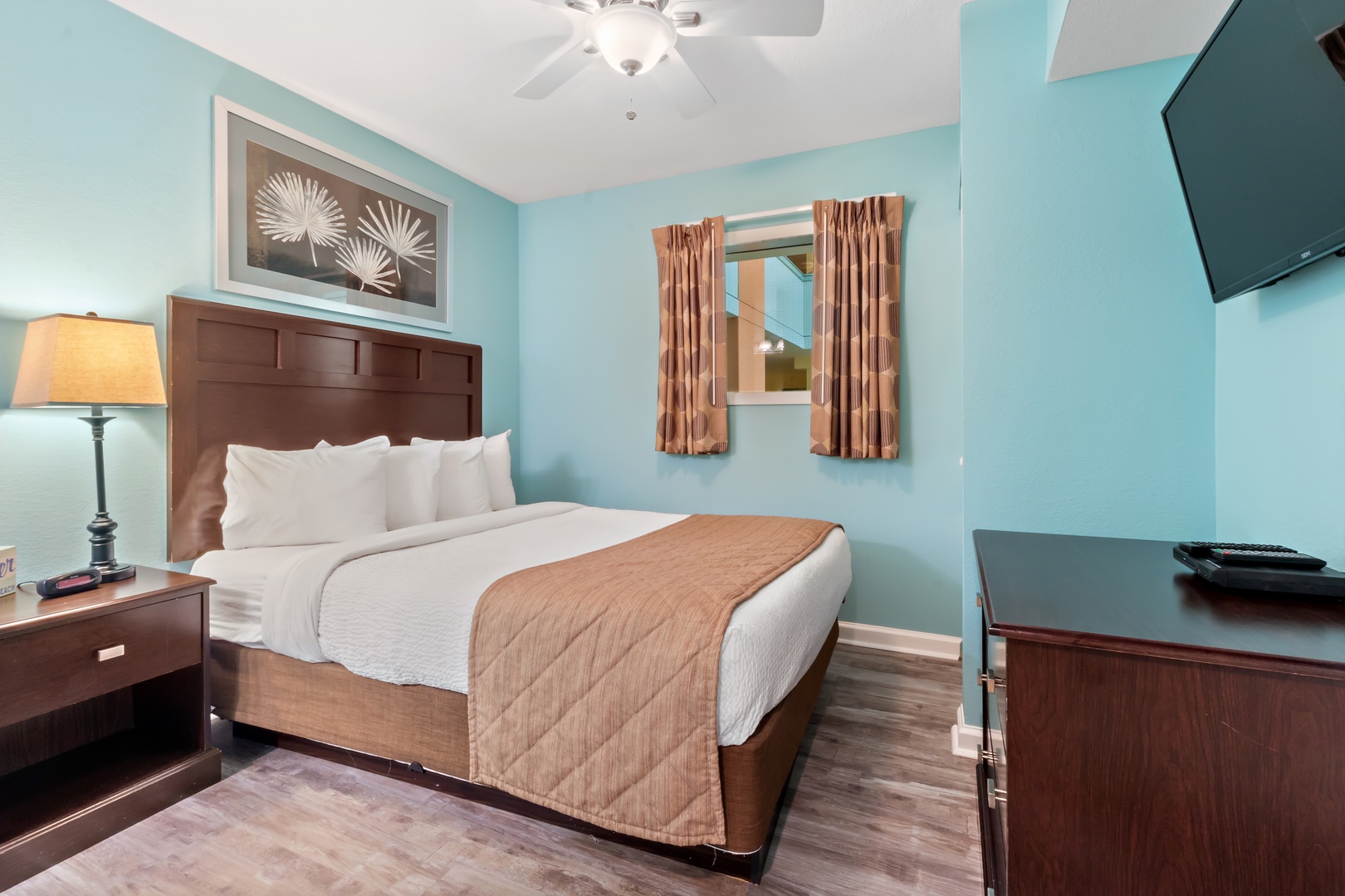 Single Queen Bedroom