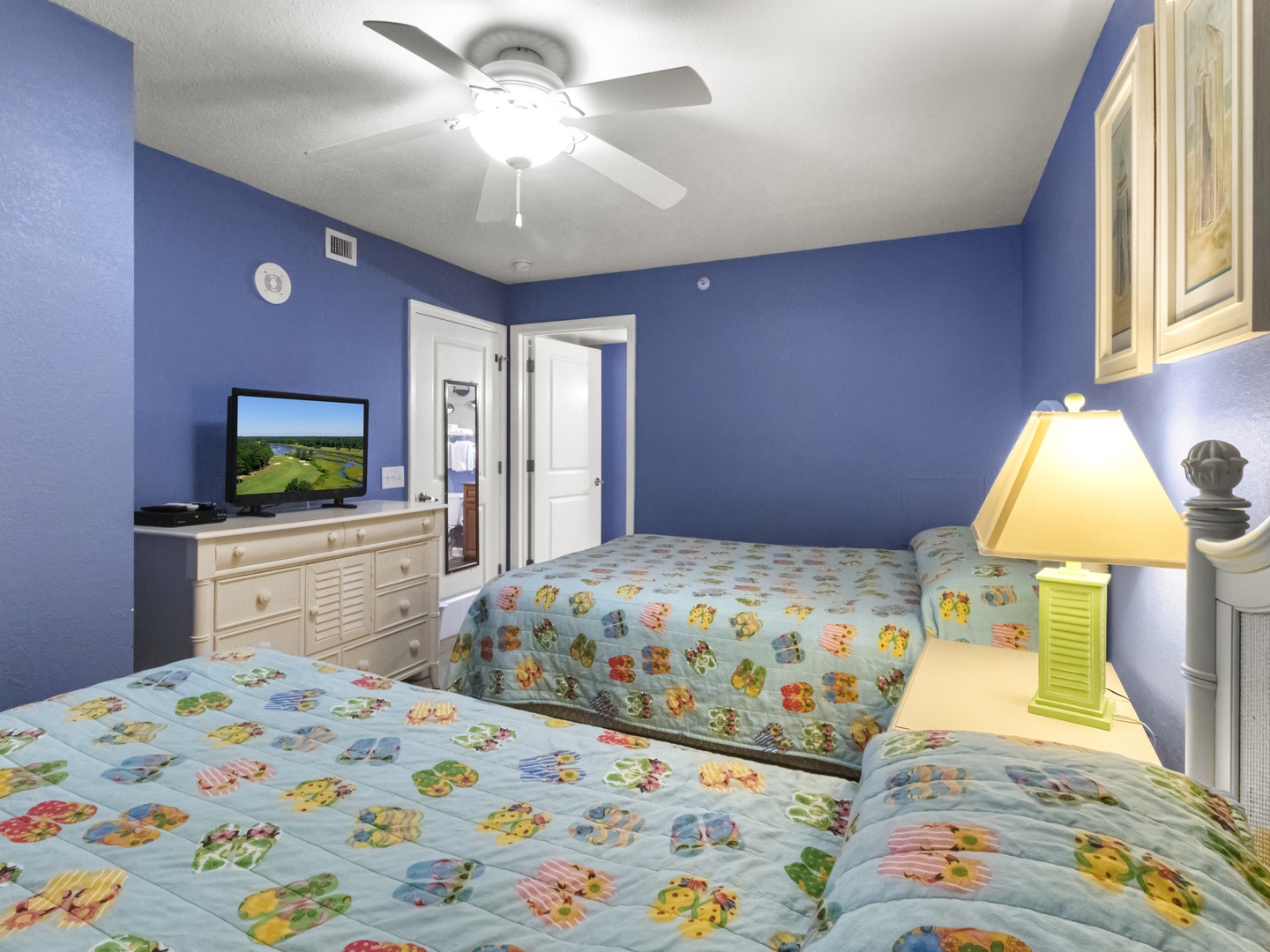 Double Queen Bathroom Access