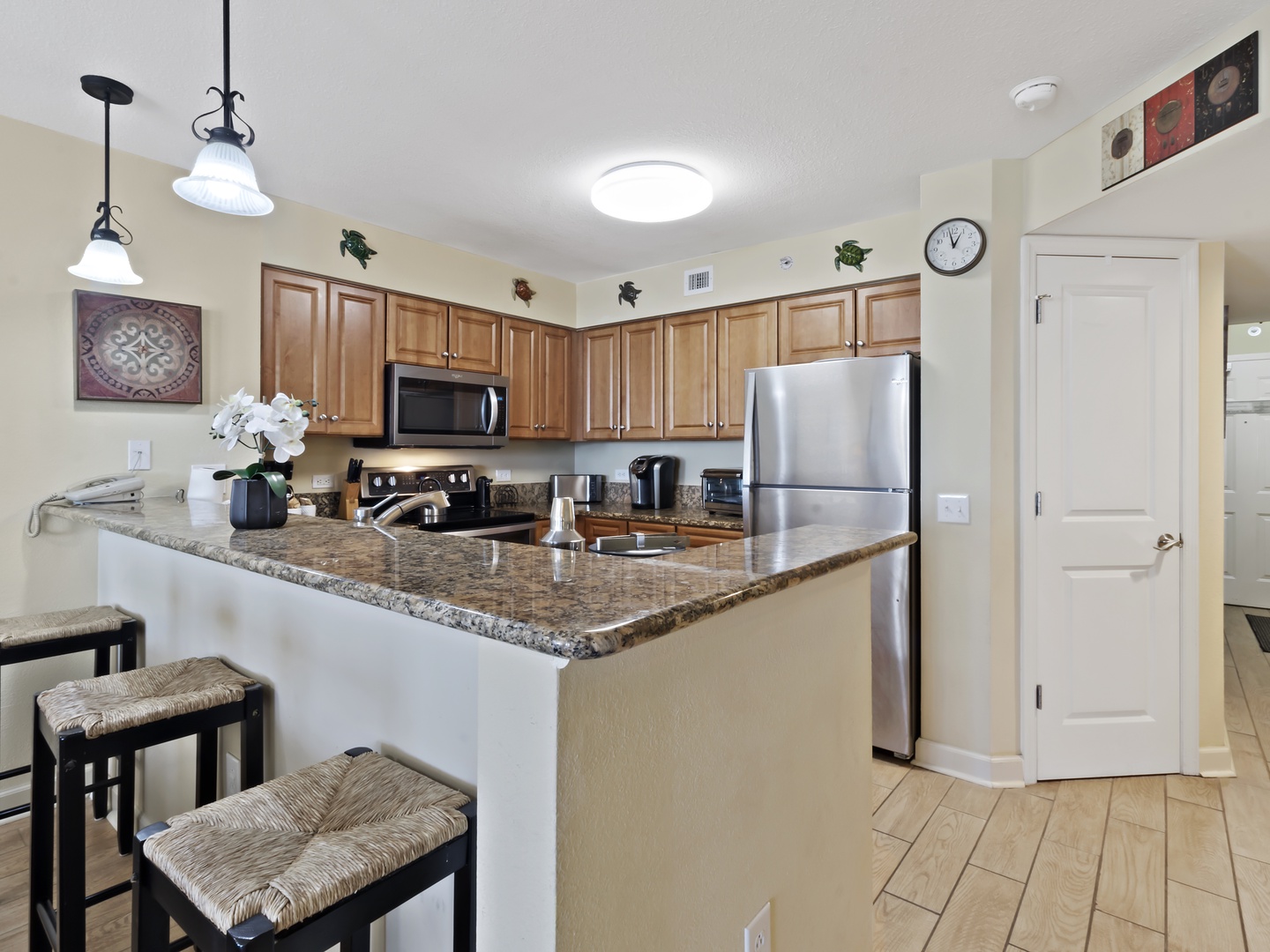 Kitchen & Bar Area