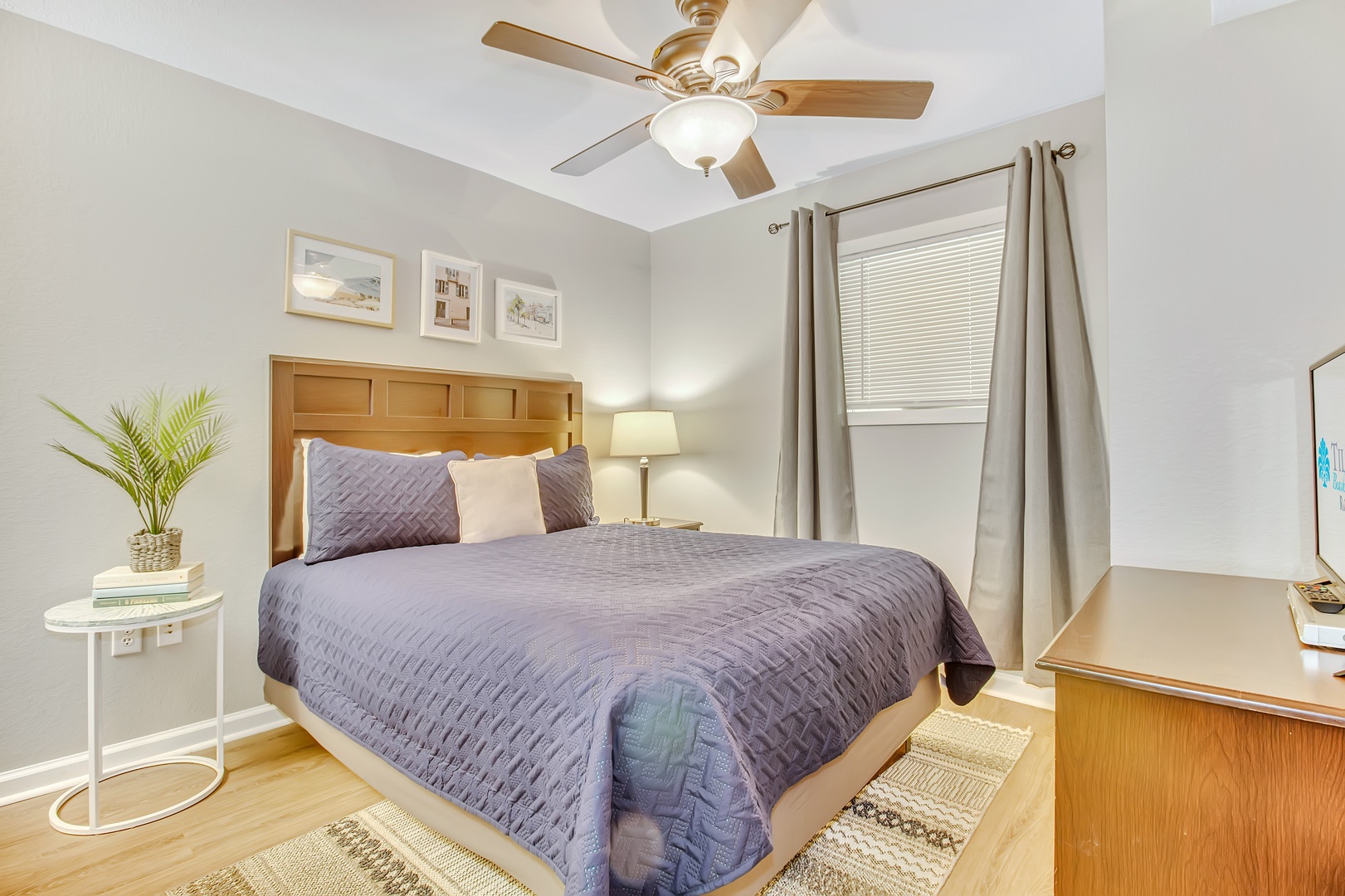 Single Queen Bedroom