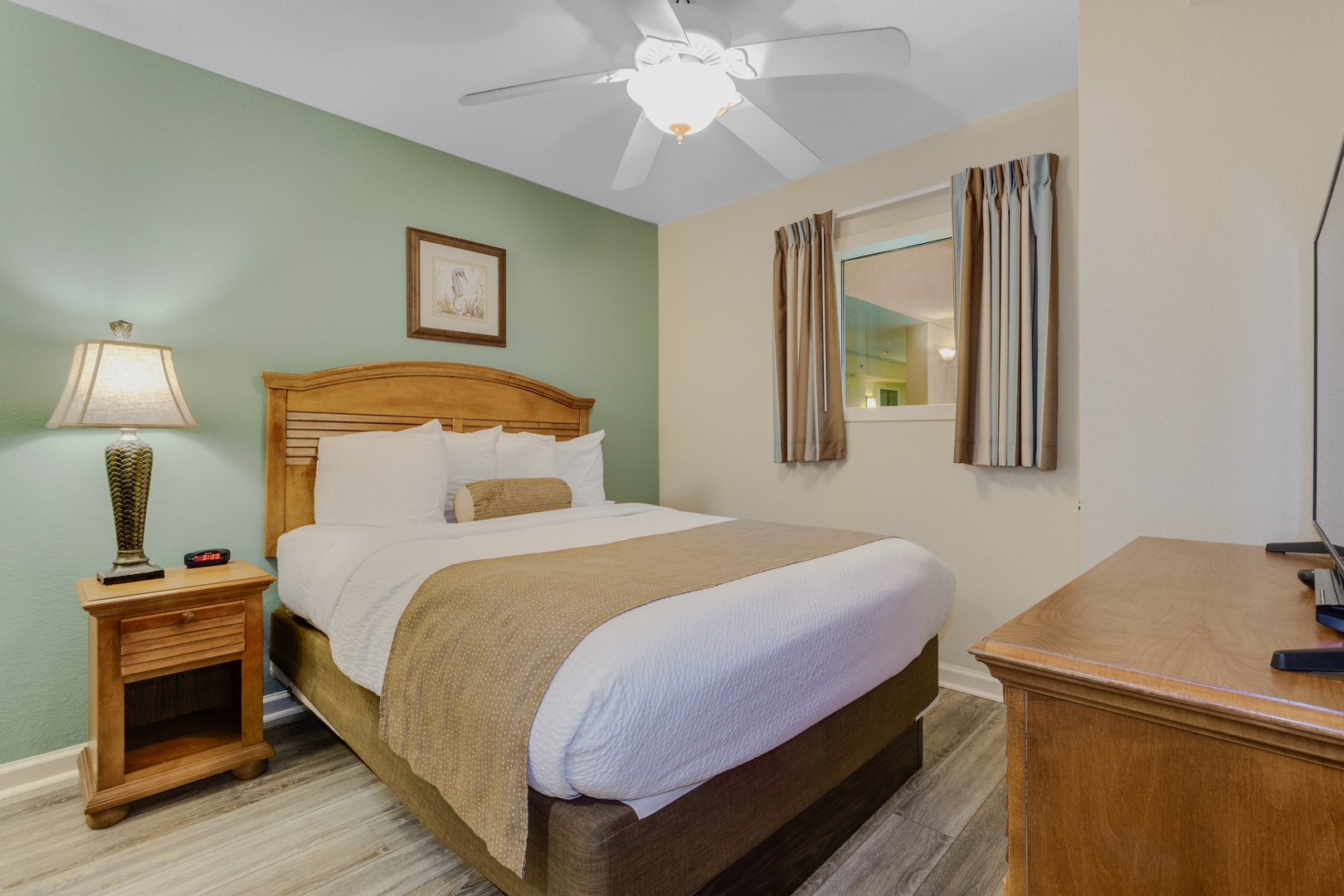 Single Queen Bedroom