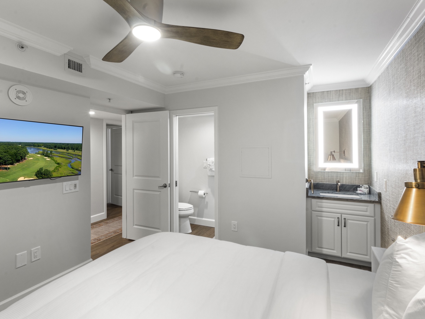 Single Queen Bedroom