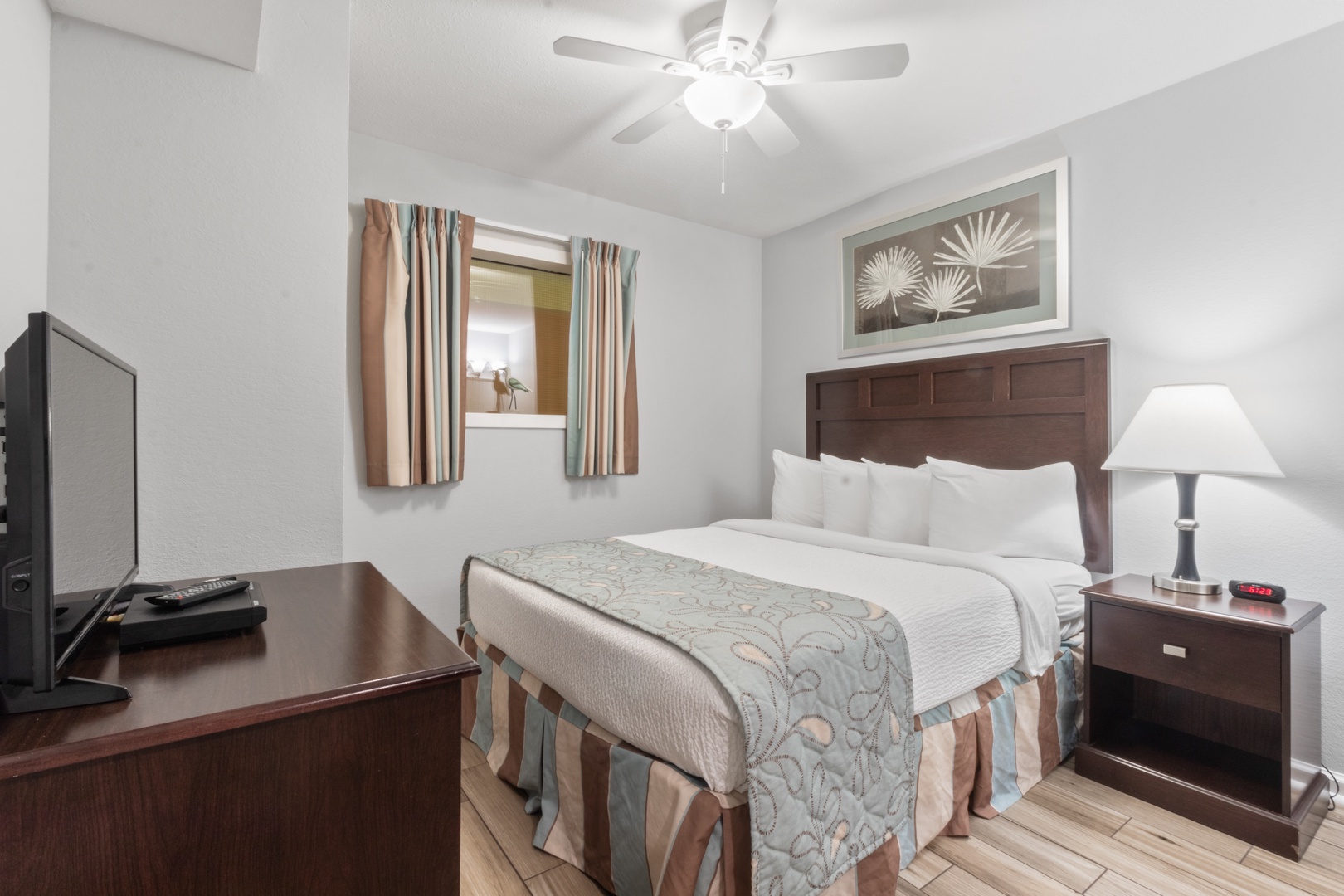 Single Queen Bedroom