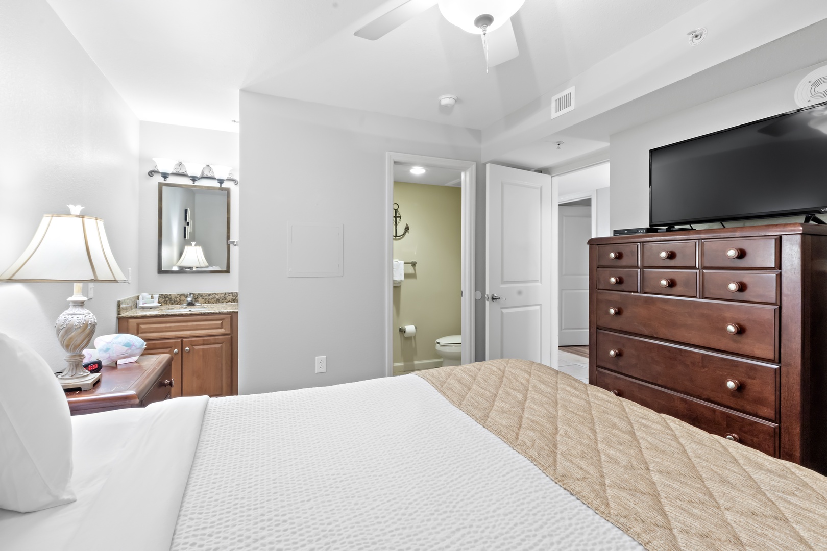 Single Queen Bedroom