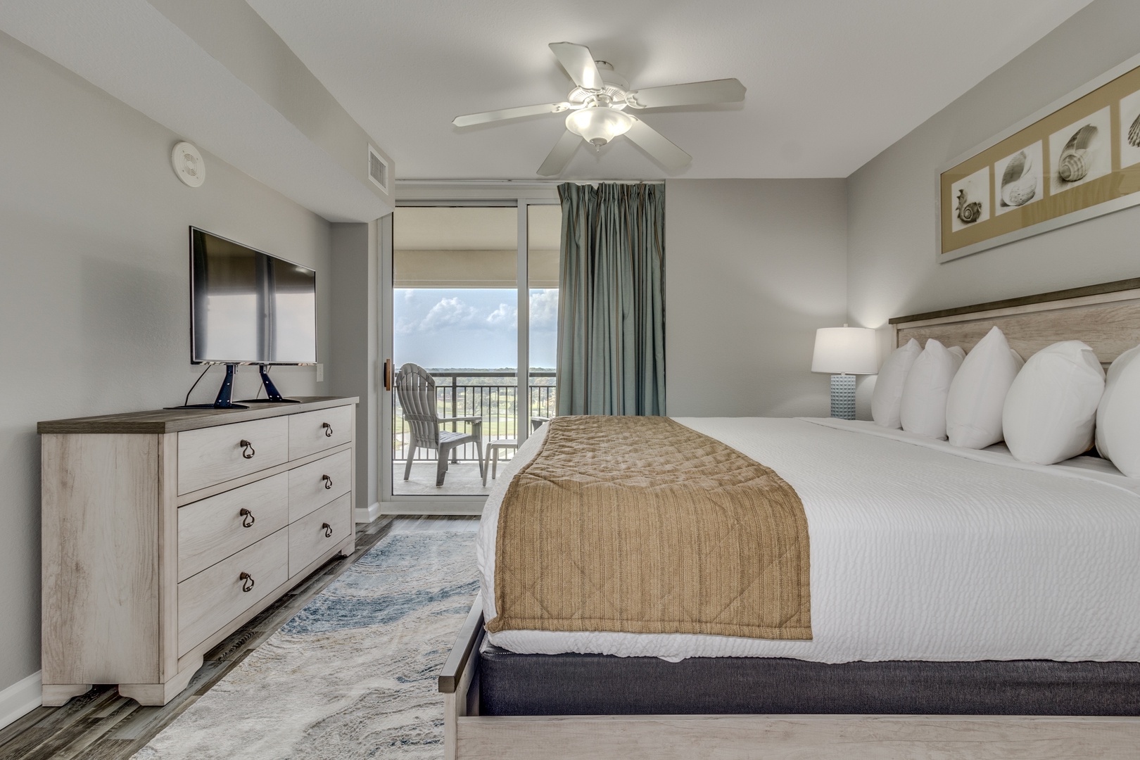 Wake up to stunning views from your comfortable bed with soft linens and gentle ceiling fan breeze.