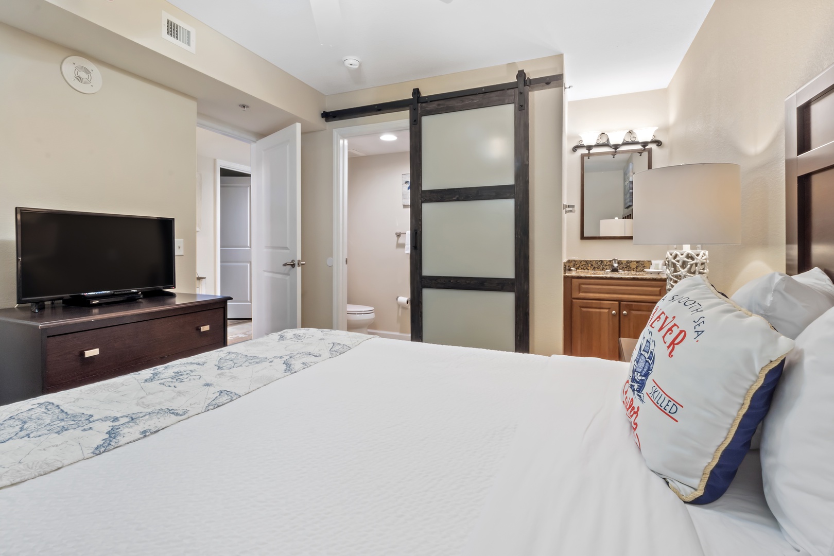 Single Queen Bedroom