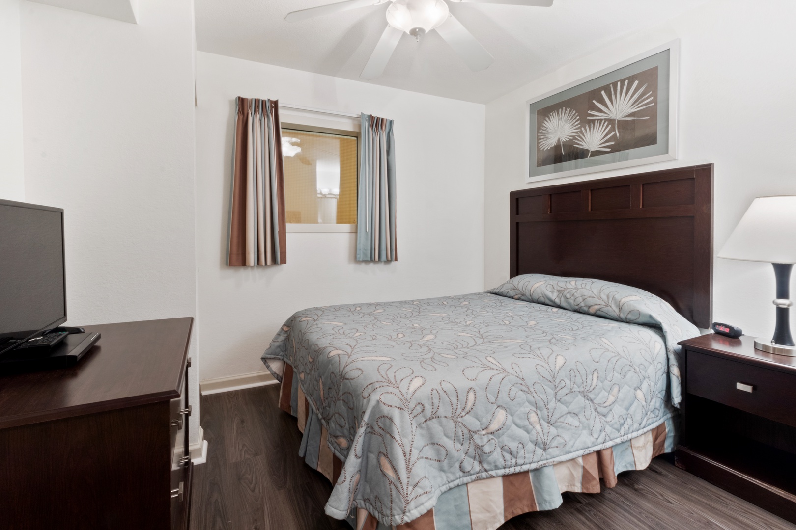 Single Queen Bedroom