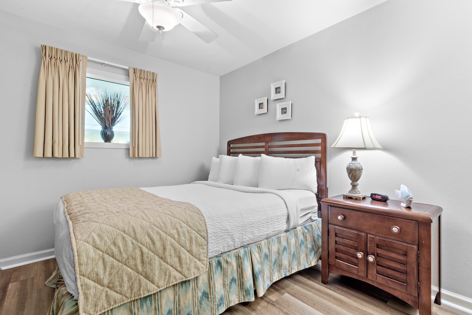 Single Queen Bedroom