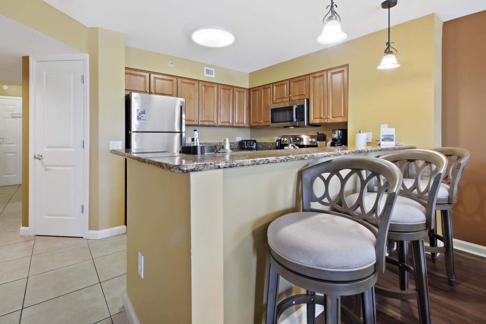 Kitchen & Bar Area