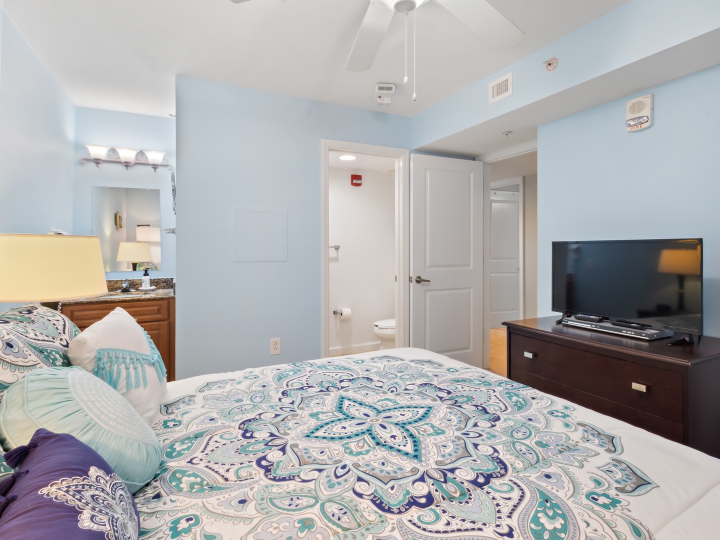 Single Queen Bedroom