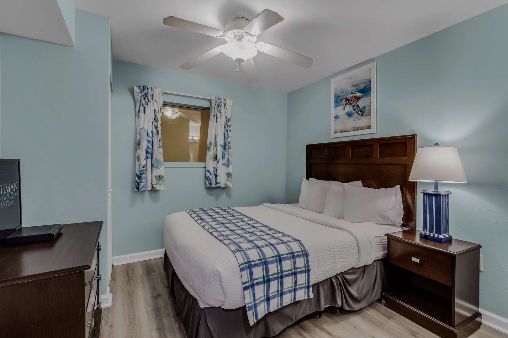 Single Queen Bedroom