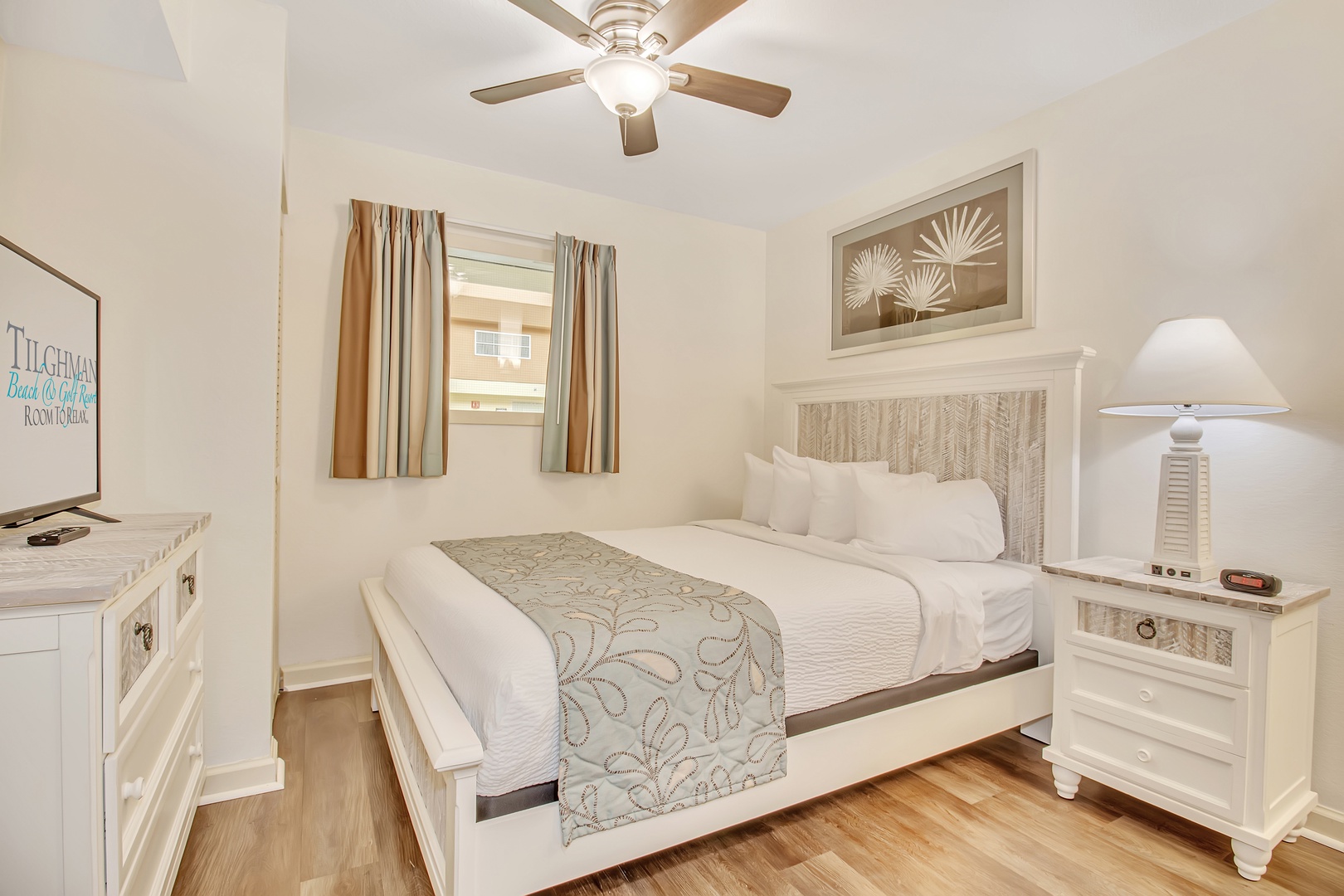 Single Queen Bedroom