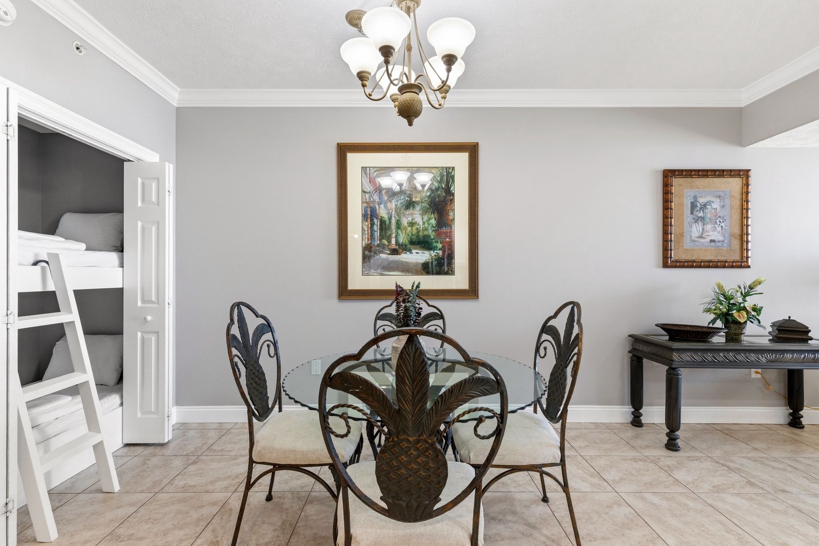 Gather around your elegant glass dining table with tropical pineapple base, while comfortable bunks await tired adventurers nearby.