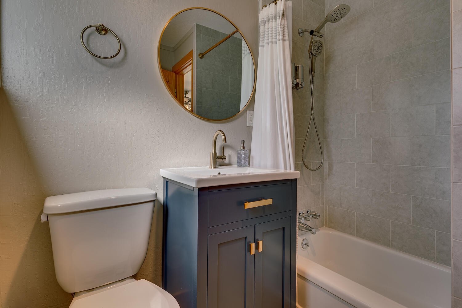 "Eagles Nest" Bathroom