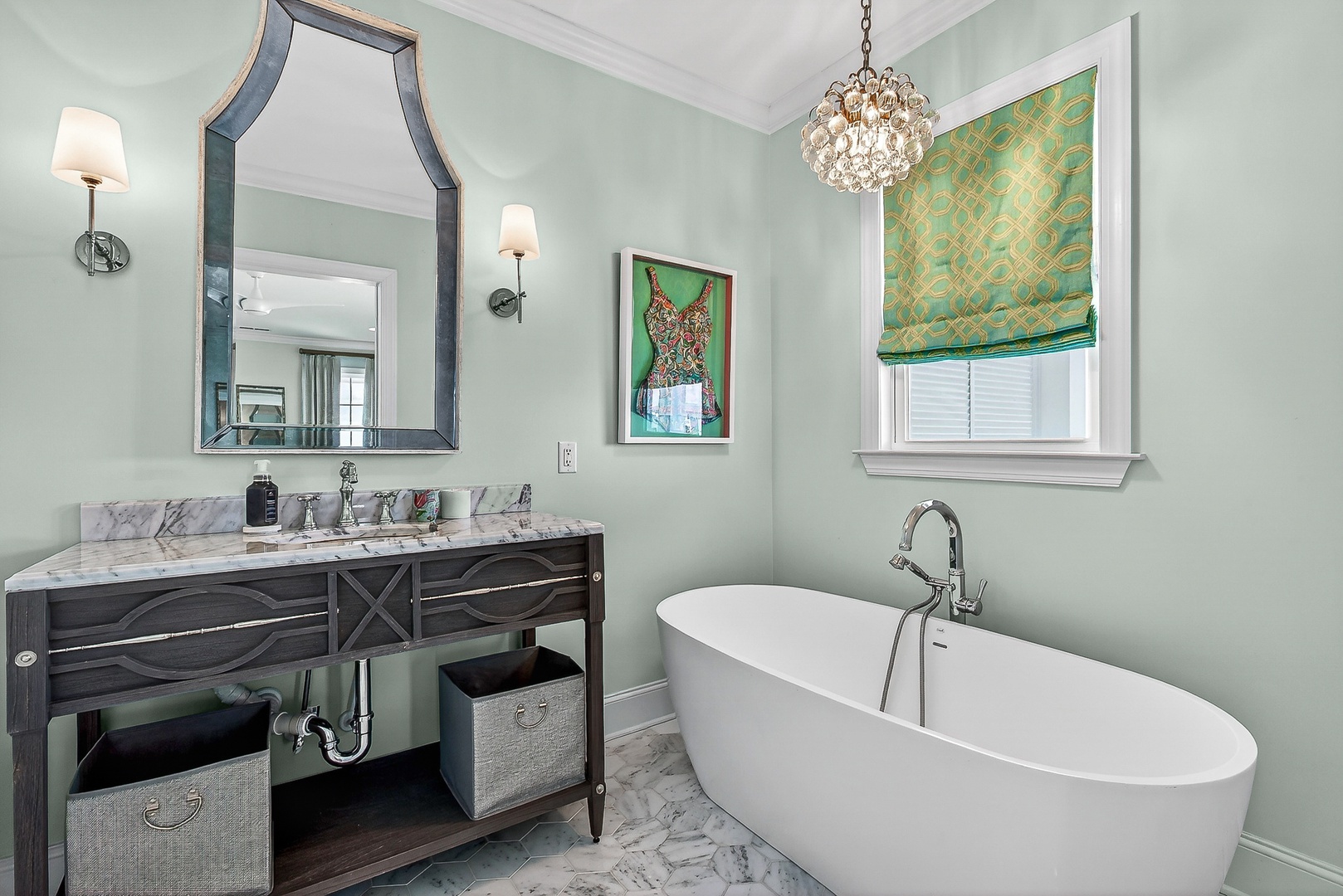 Freestanding soaking tub