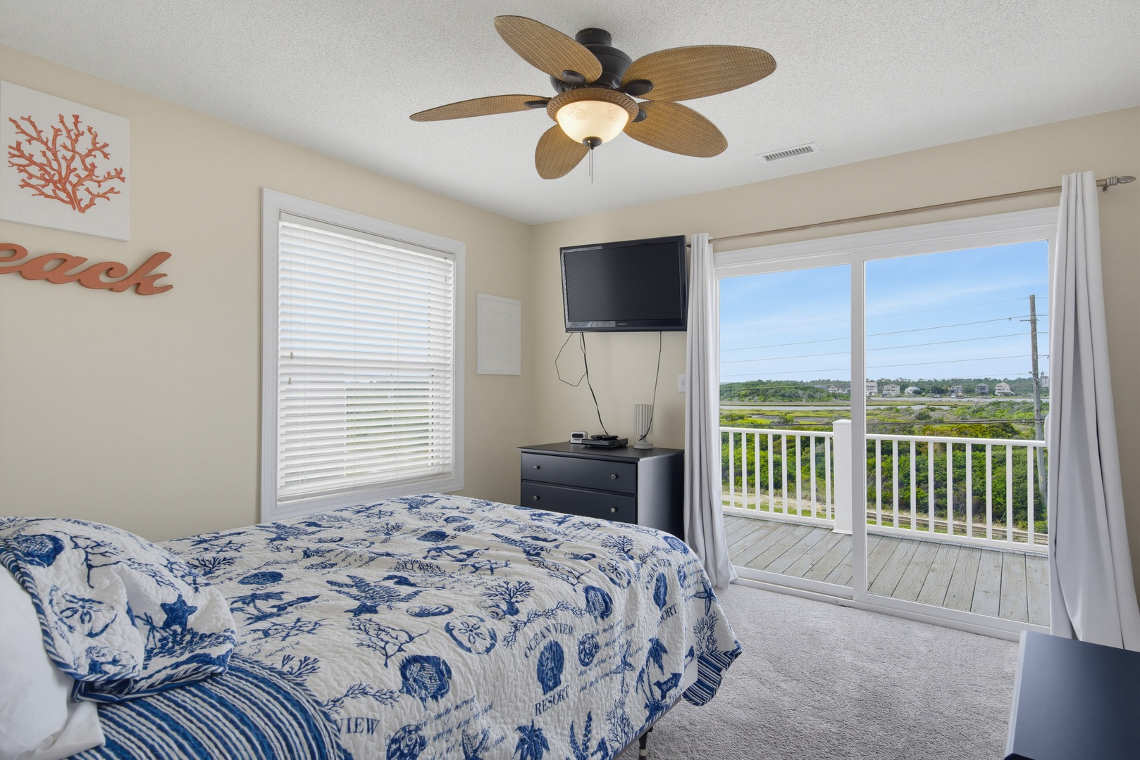 Sound-view queen bedroom