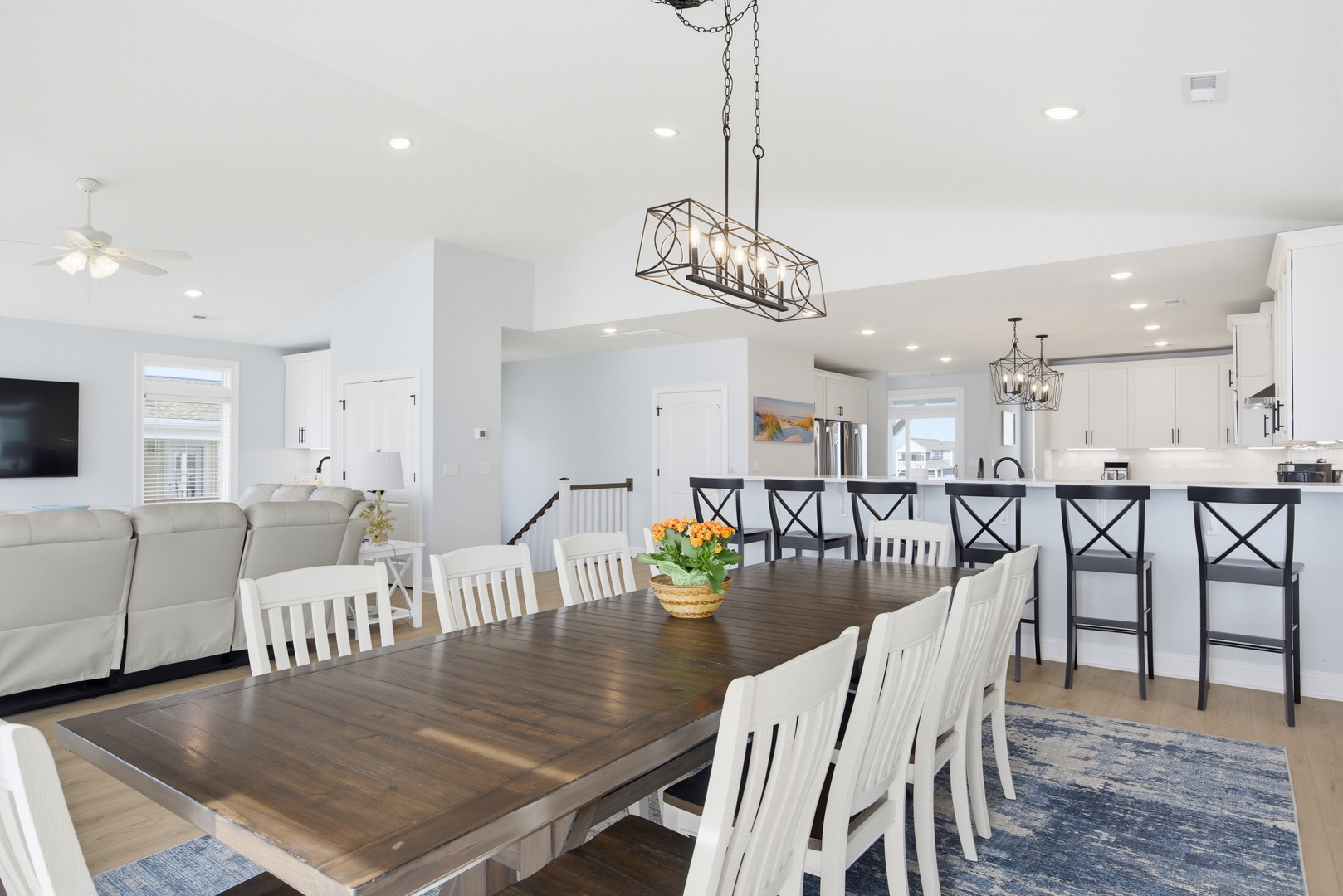 Dining to kitchen