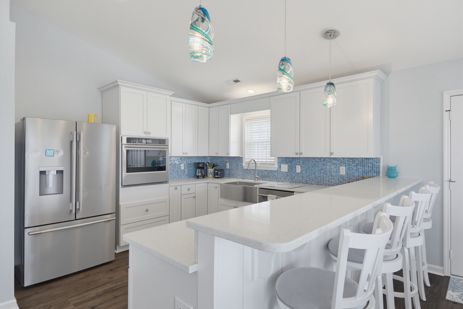 Kitchen and Breakfast Bar