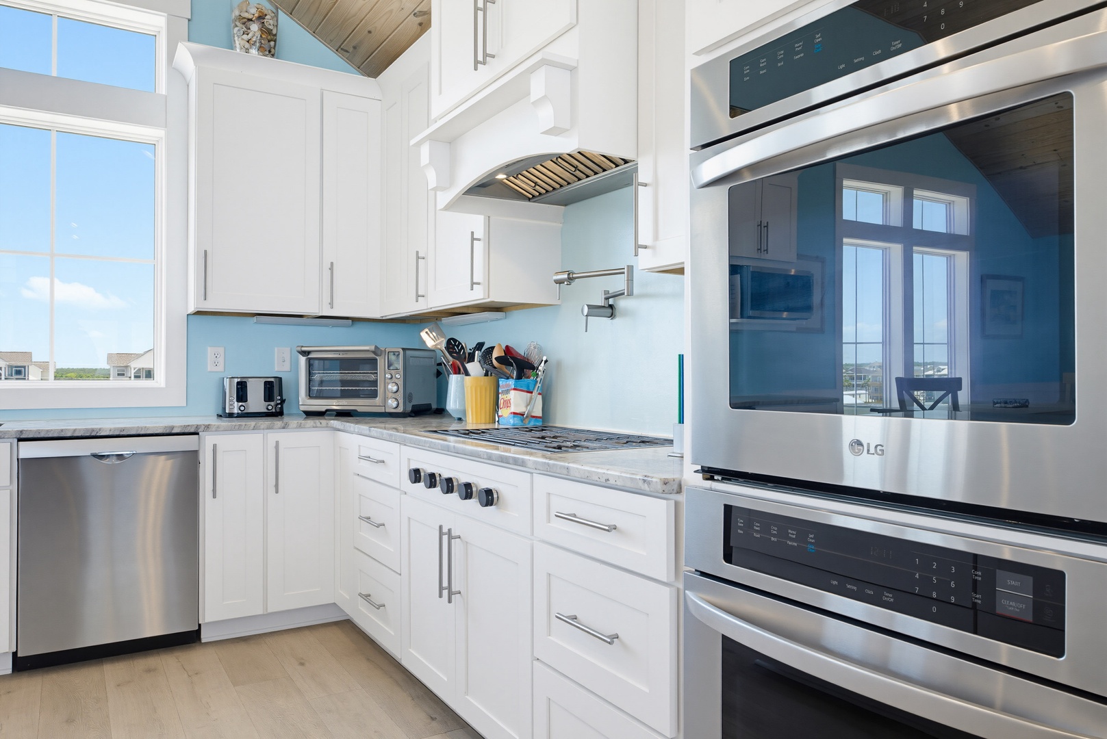 Kitchen appliance wall
