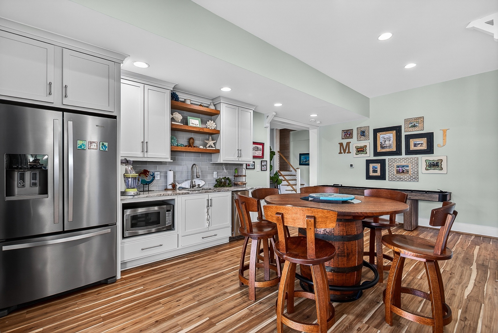 Barrel-top breakfast bar